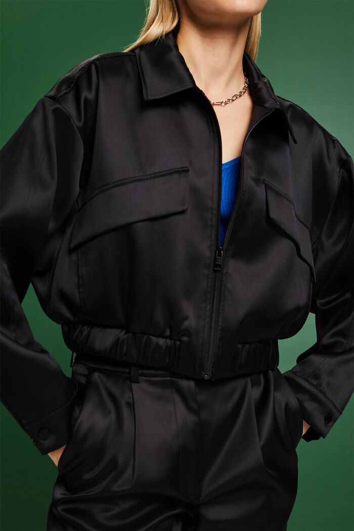 Satin-Bomberjacke in Cropped-Länge