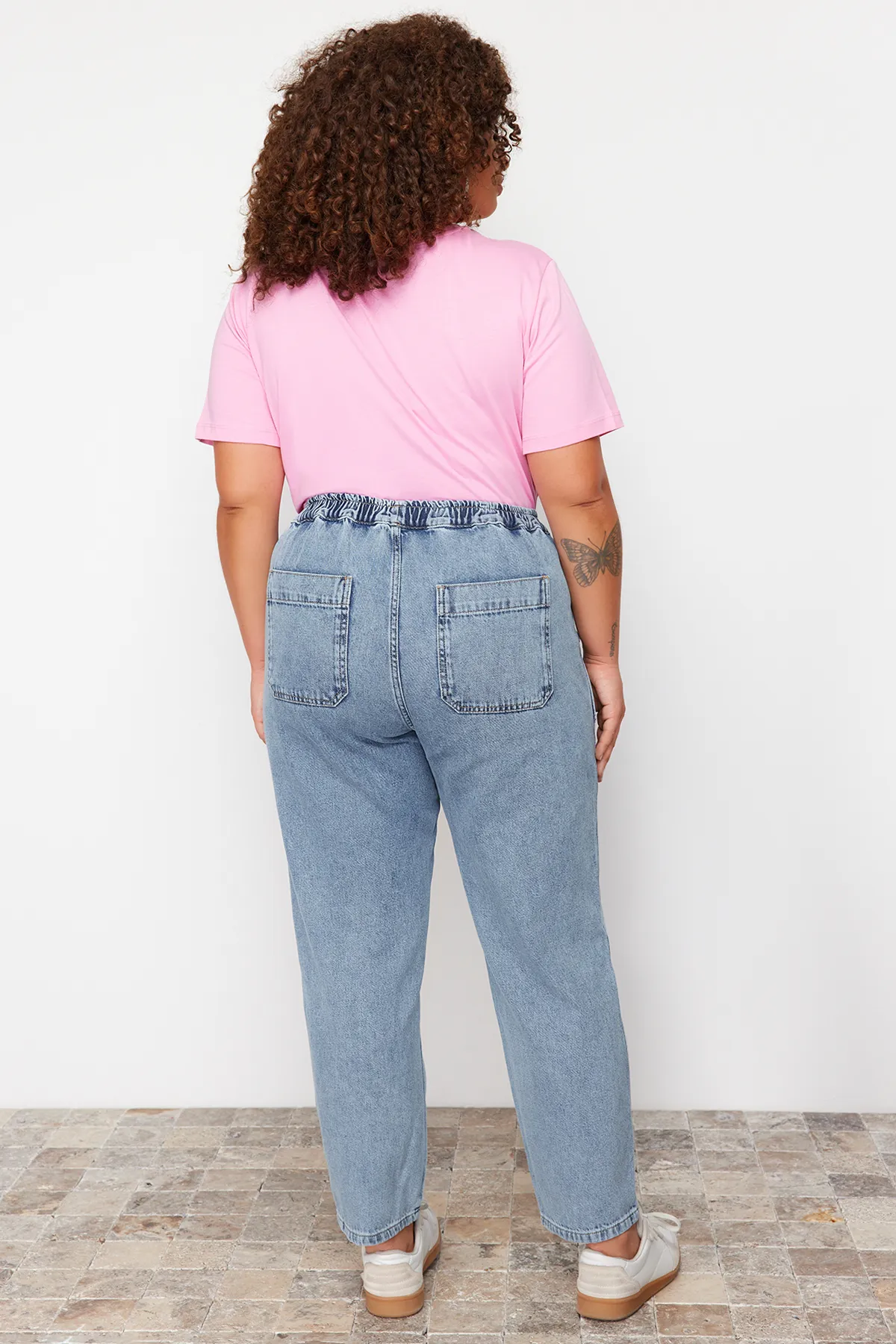 Trendyol Curve  Hellblaue Mom-Fit-Jeans mit elastischem Bund TBBSS24CJ00041
