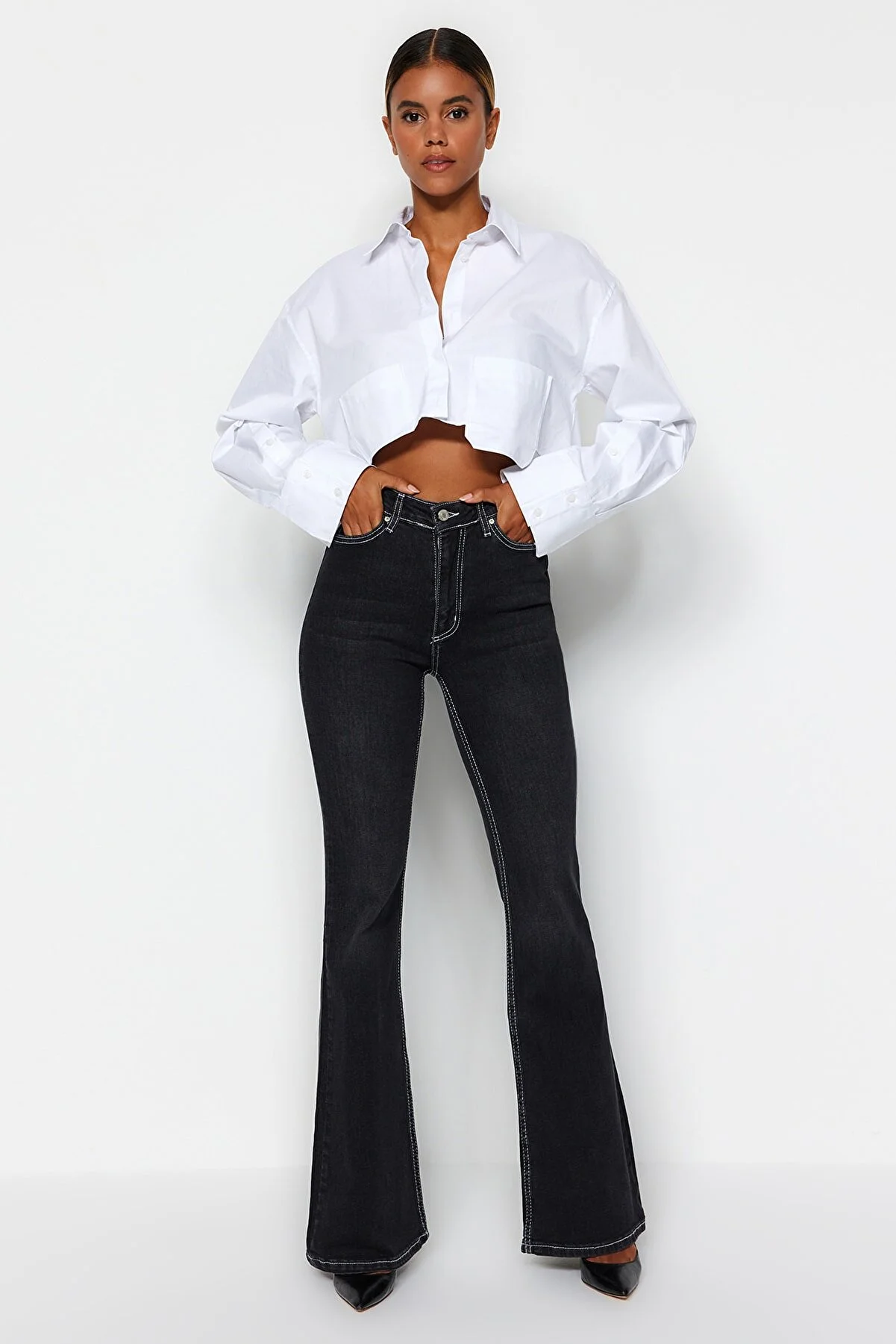 Trendyol Collection  Schwarze Schlagjeans mit hoher Taille TWOSS22JE0460