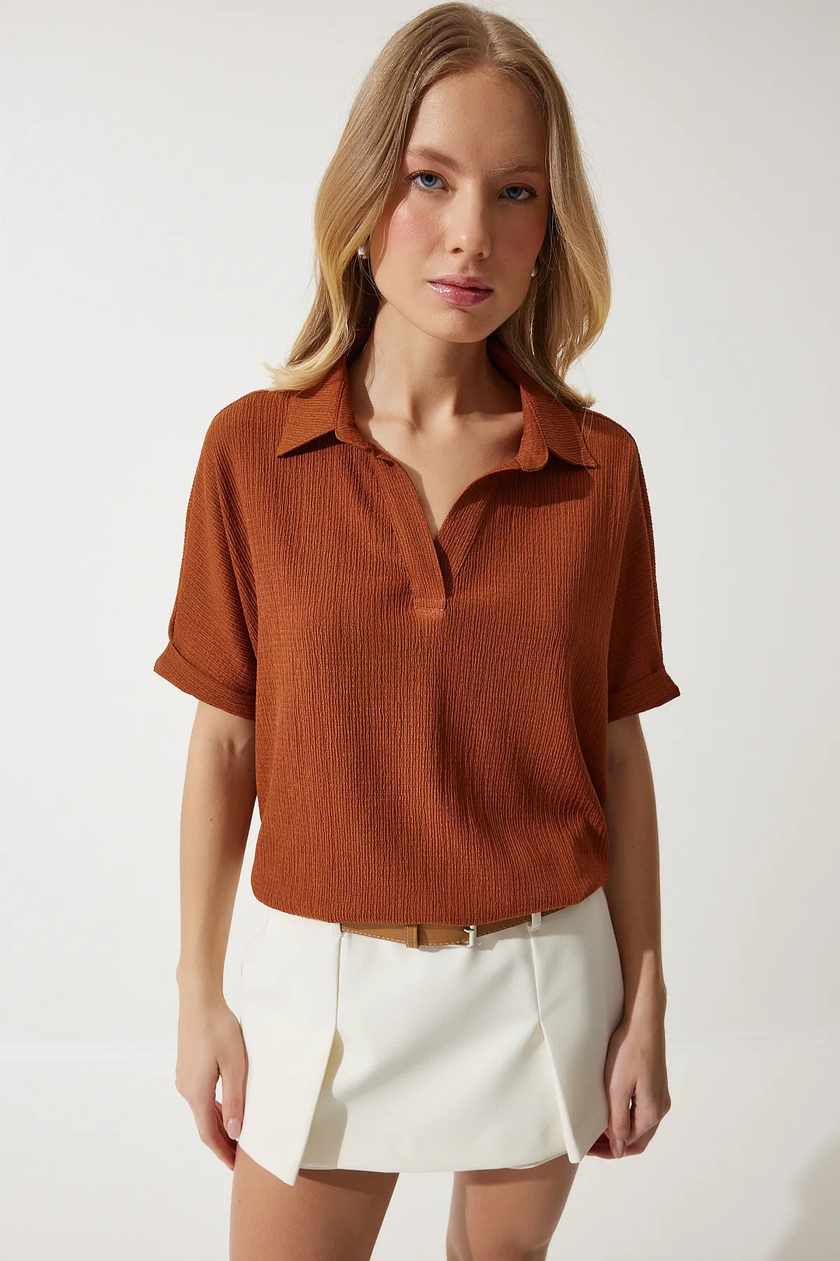 Happiness İstanbul  Gestrickte Crinkle-Bluse mit Kachel-Polo-Ausschnitt für Damen DD01299