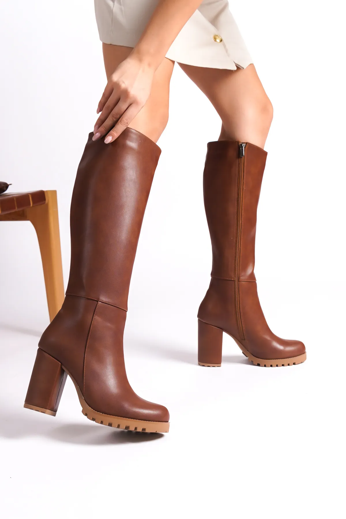 Capone Outfitters  Damenstiefel mit runder Zehenpartie und Trac-Sohle und mittlerem Absatz