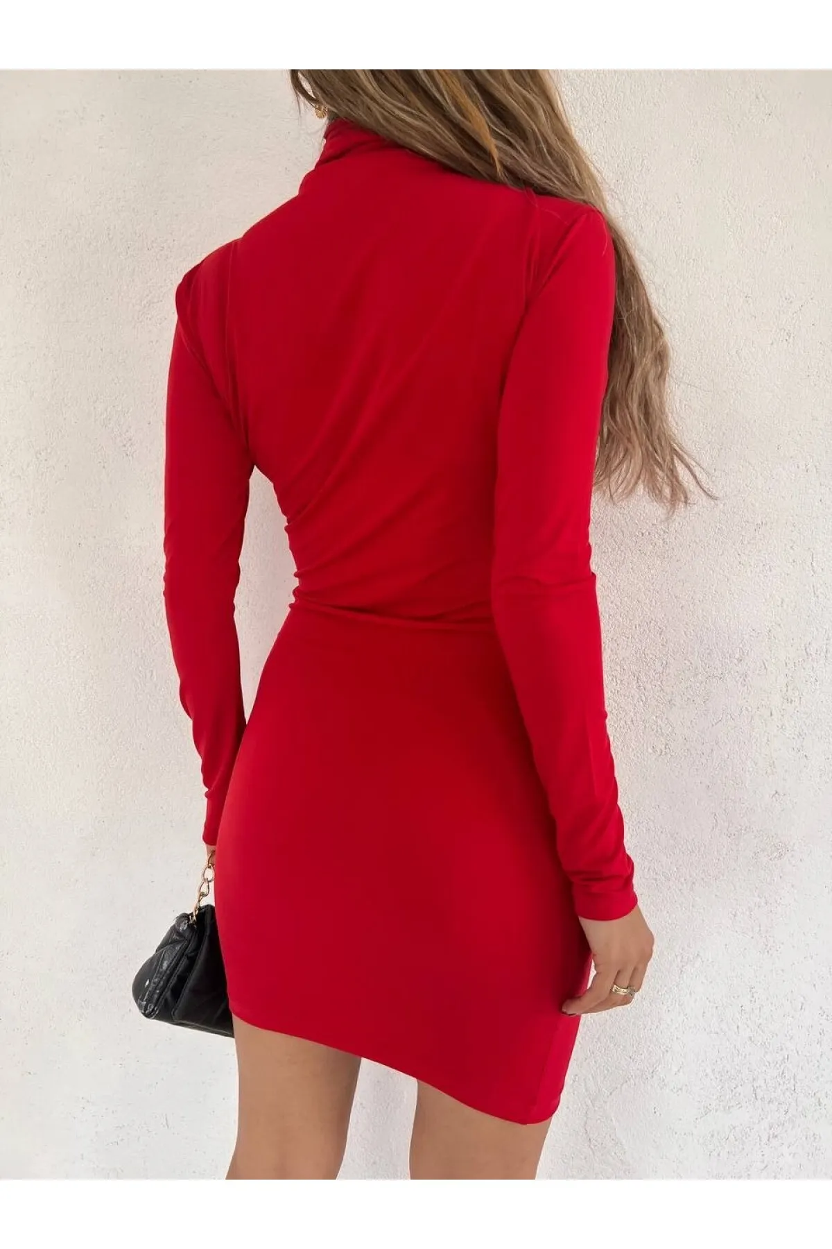 Modamorfo  Sandfarbenes Minikleid aus Stoff mit Falten an der Seite und am Hals
