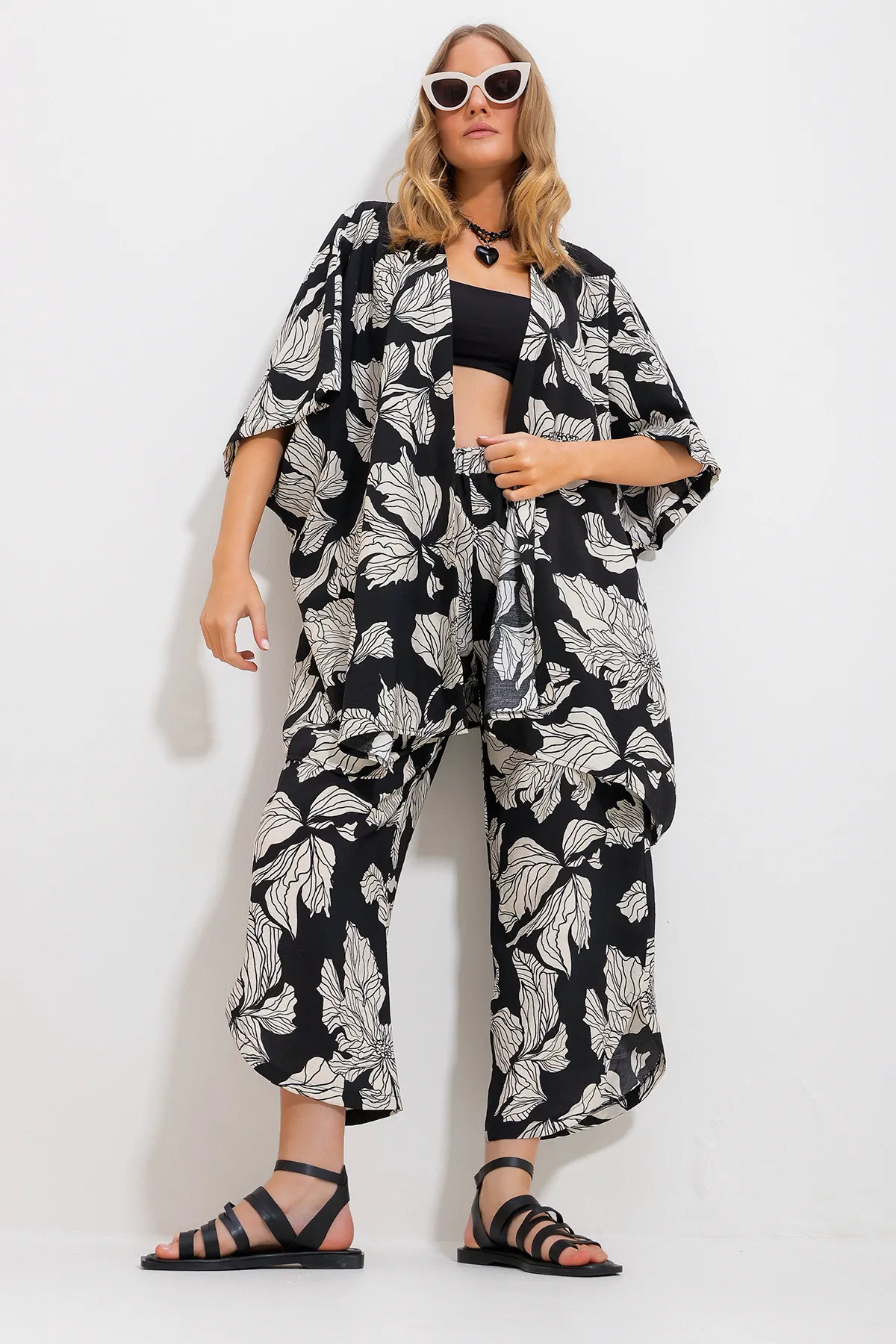 Trend Alaçatı Stili  Schwarze Palazzo-Hose für Damen und gemusterter gewebter Viskose-Kimono-Set Alc-X11707