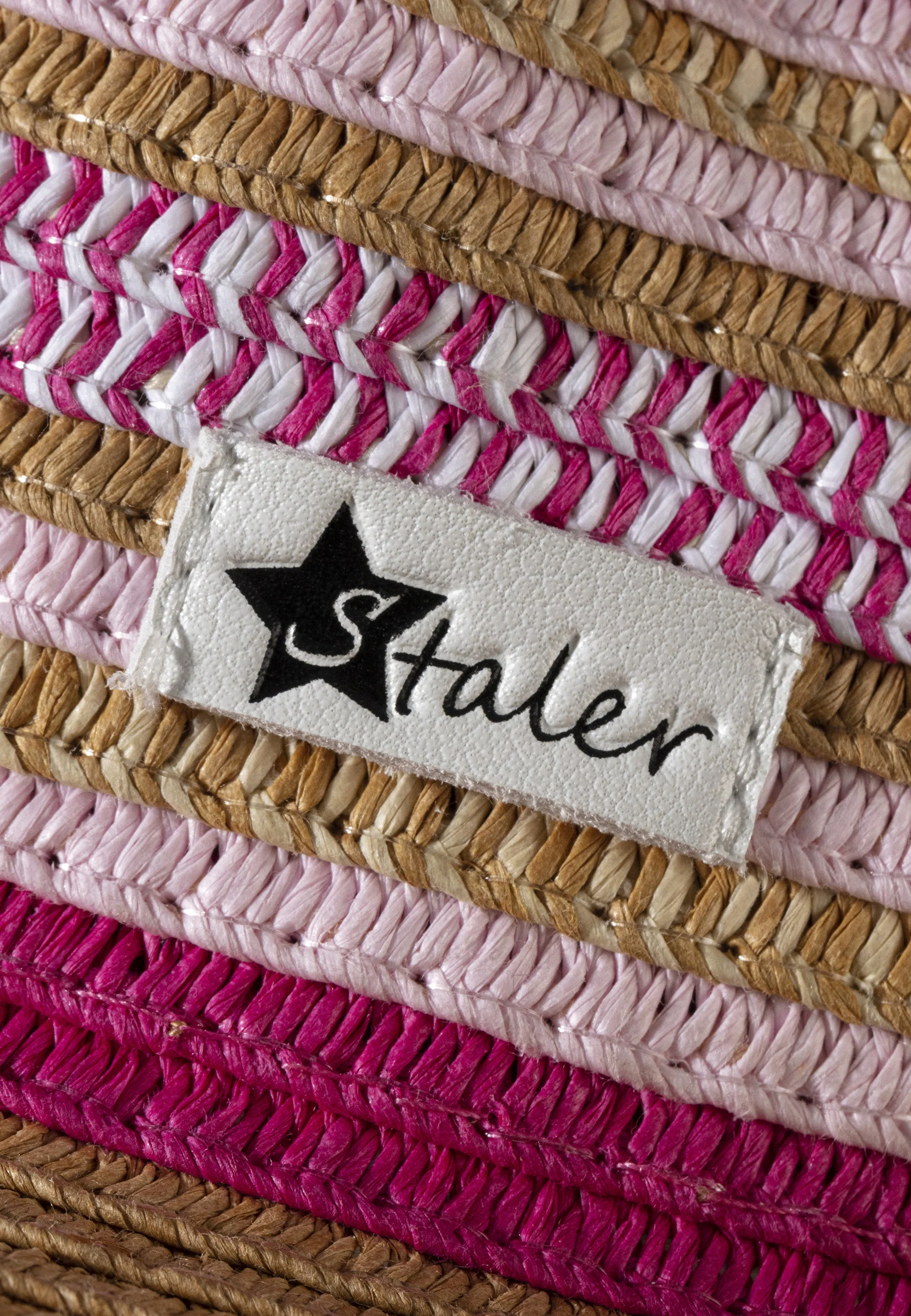 Strohhut mit farbigen Streifen und Logo-Patch