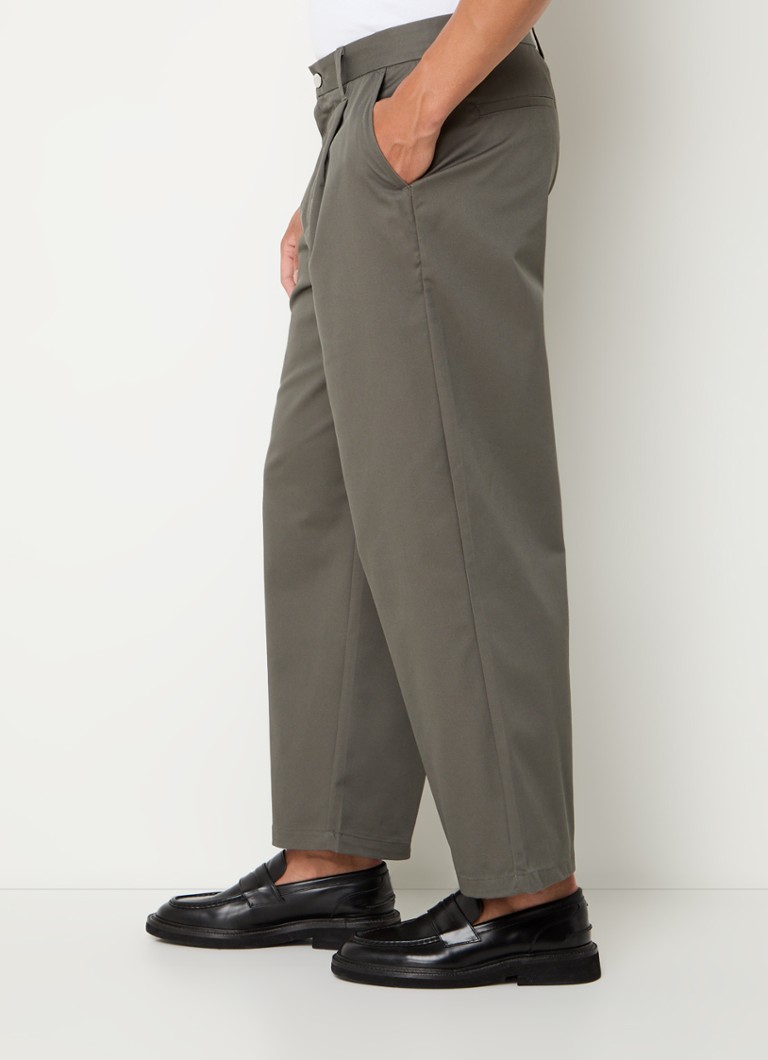 O nouă versiune a pantalonilor chino cu croială largă și buzunare laterale de la Asociația de Surf din New Amsterdam.