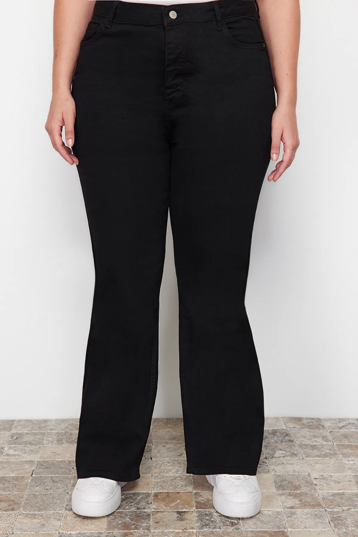 Trendyol Curve  Schwarze Schlagjeans mit hoher Taille TBBAW23JE00001