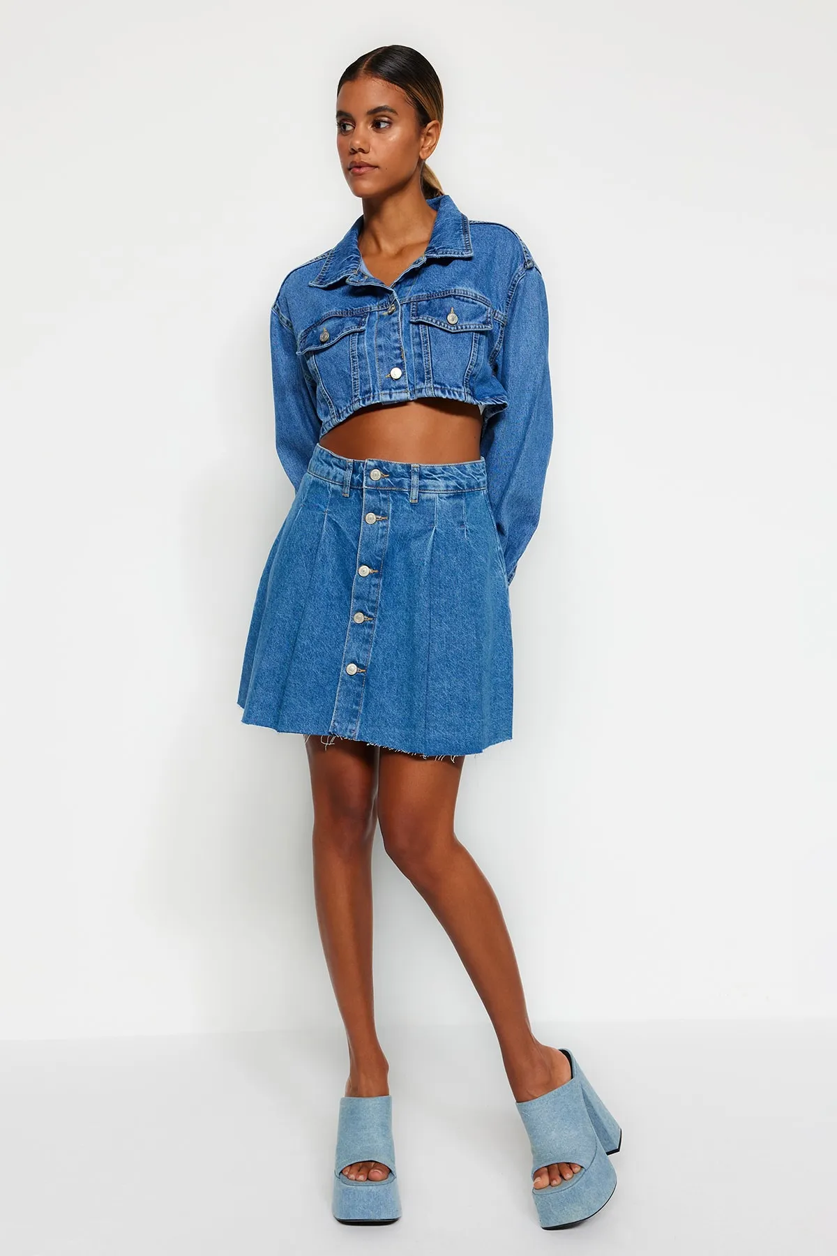 Trendyol Collection  Dunkelblauer plissierter Mini-Jeansrock mit Knopfleiste vorne TWOSS23ET00111
