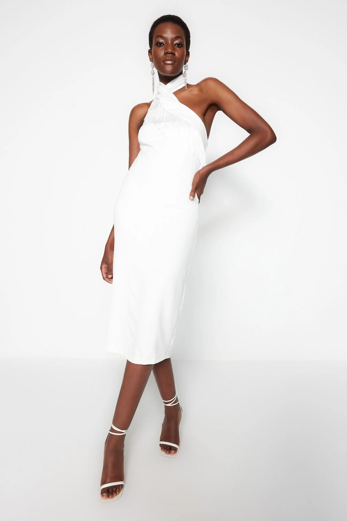 Trendyol Collection  Ecru Tailliertes, gefüttertes, gewebtes Quasten-Hochzeits-/Hochzeits-Elegantes Abendkleid TPRSS23EL00091