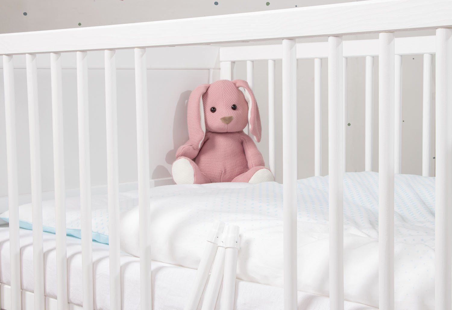 Pinolino® Babyzimmer-Komplettset Jarle breit groß, (Set, 3-St., Gitterbett, Wickelkommode, Kleiderschrank), zum Juniorzimmer umbaubar