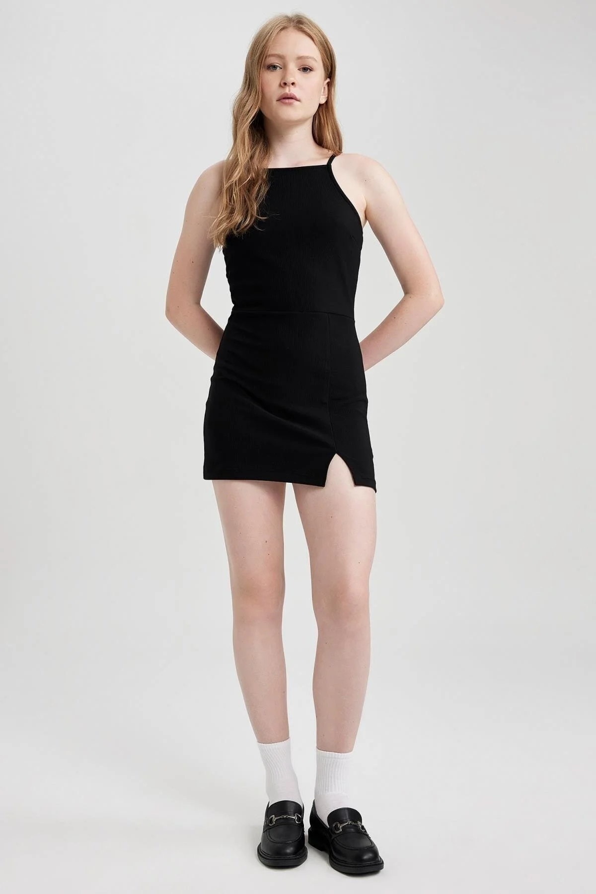 DeFacto  Schwarzes, figurbetontes Minikleid – Schlitzdetail, Träger A5177ax23sm