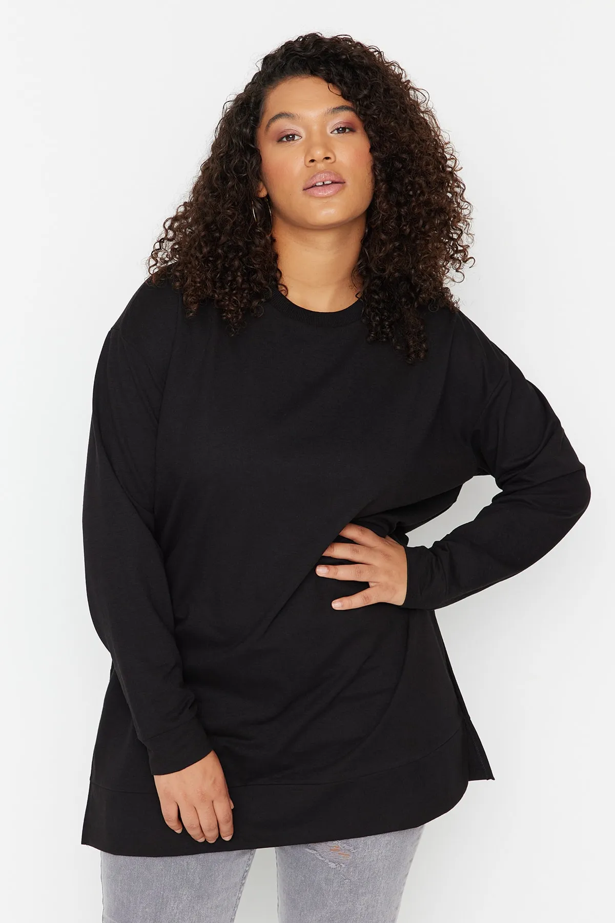 Trendyol Curve  Schwarzes, dünnes, detailliertes Strick-Sweatshirt mit Schlitz TBSSS22SW0173