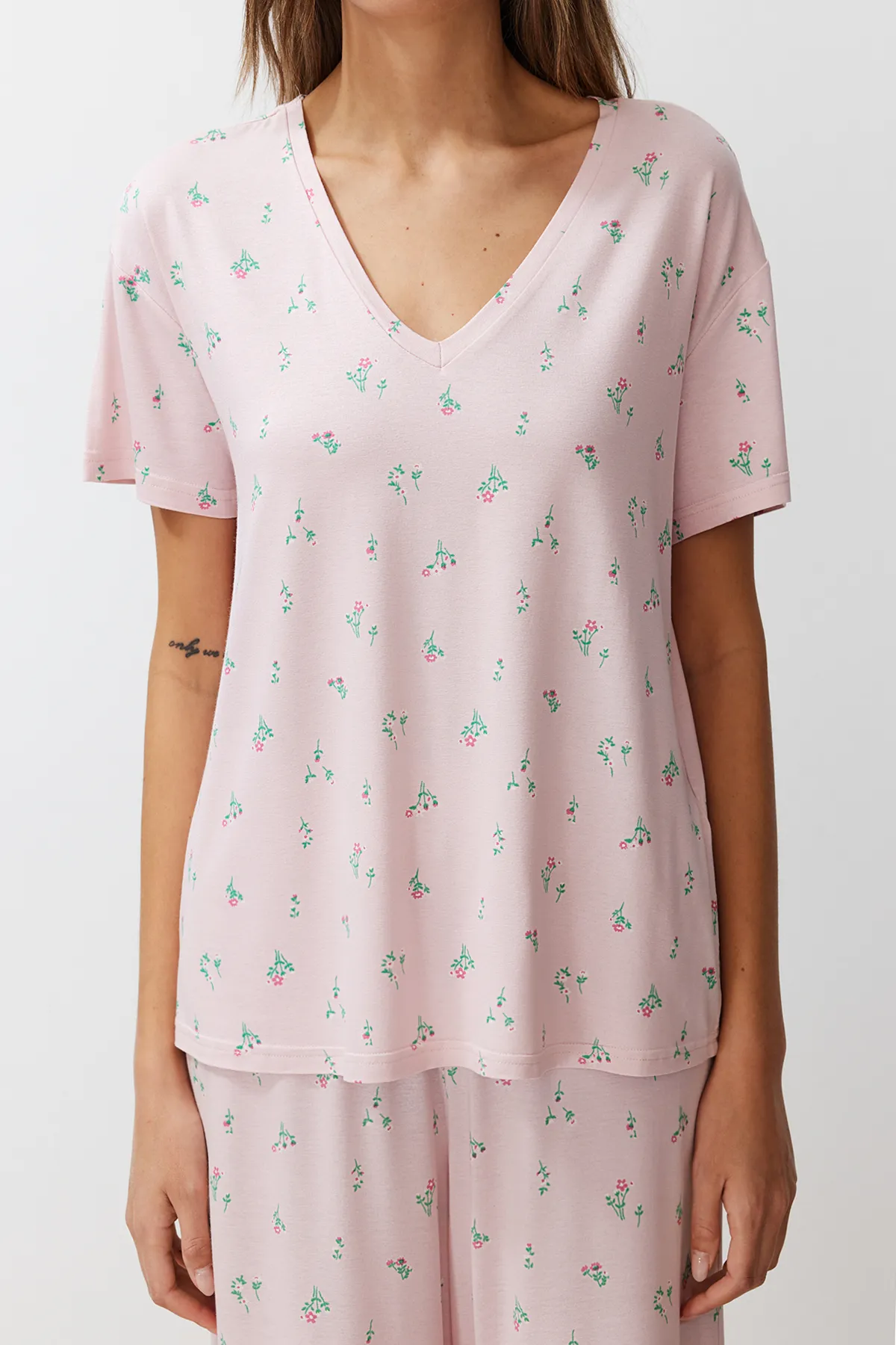 Trendyol Collection  Puder-mehrfarbiges Pyjama-Set aus Strick mit Blumenmuster THMSS24PT00231