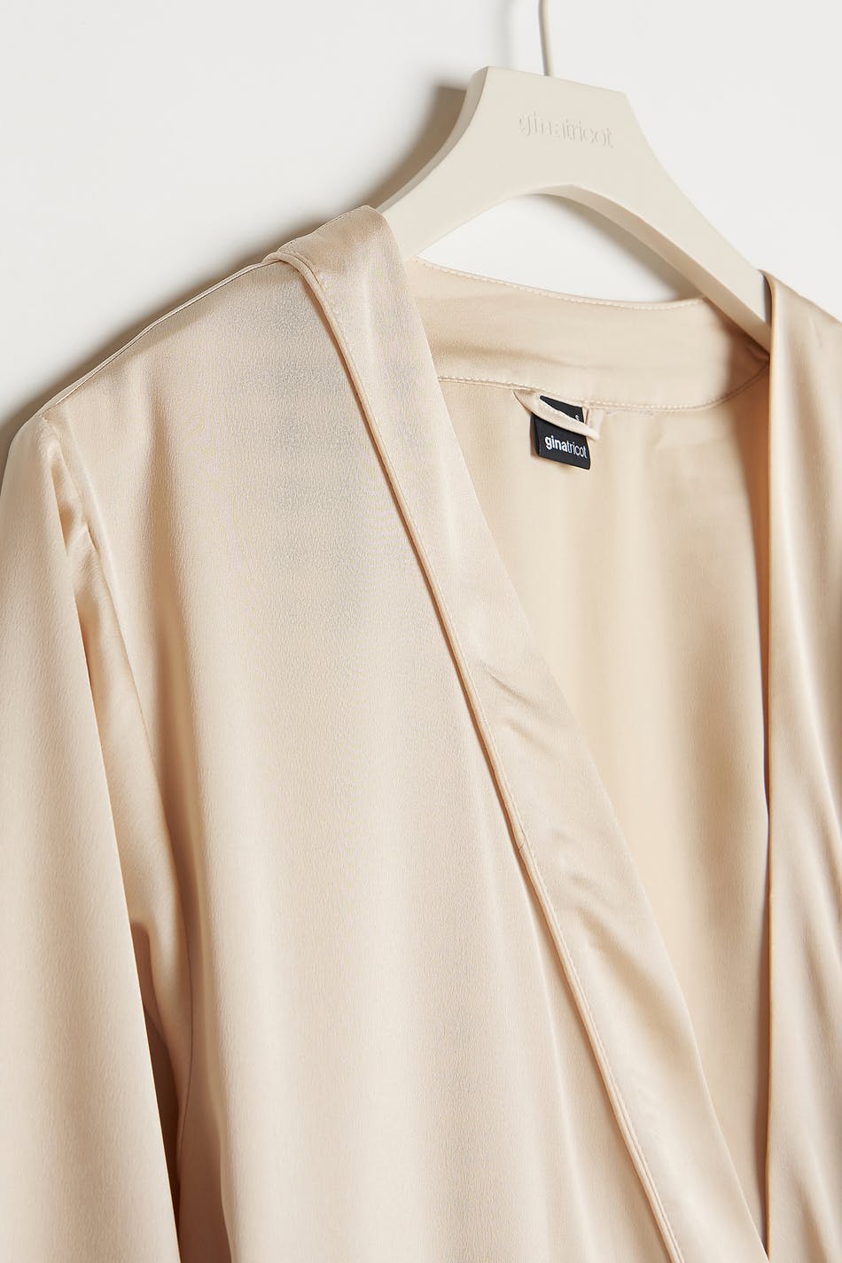 Nicole satin robe