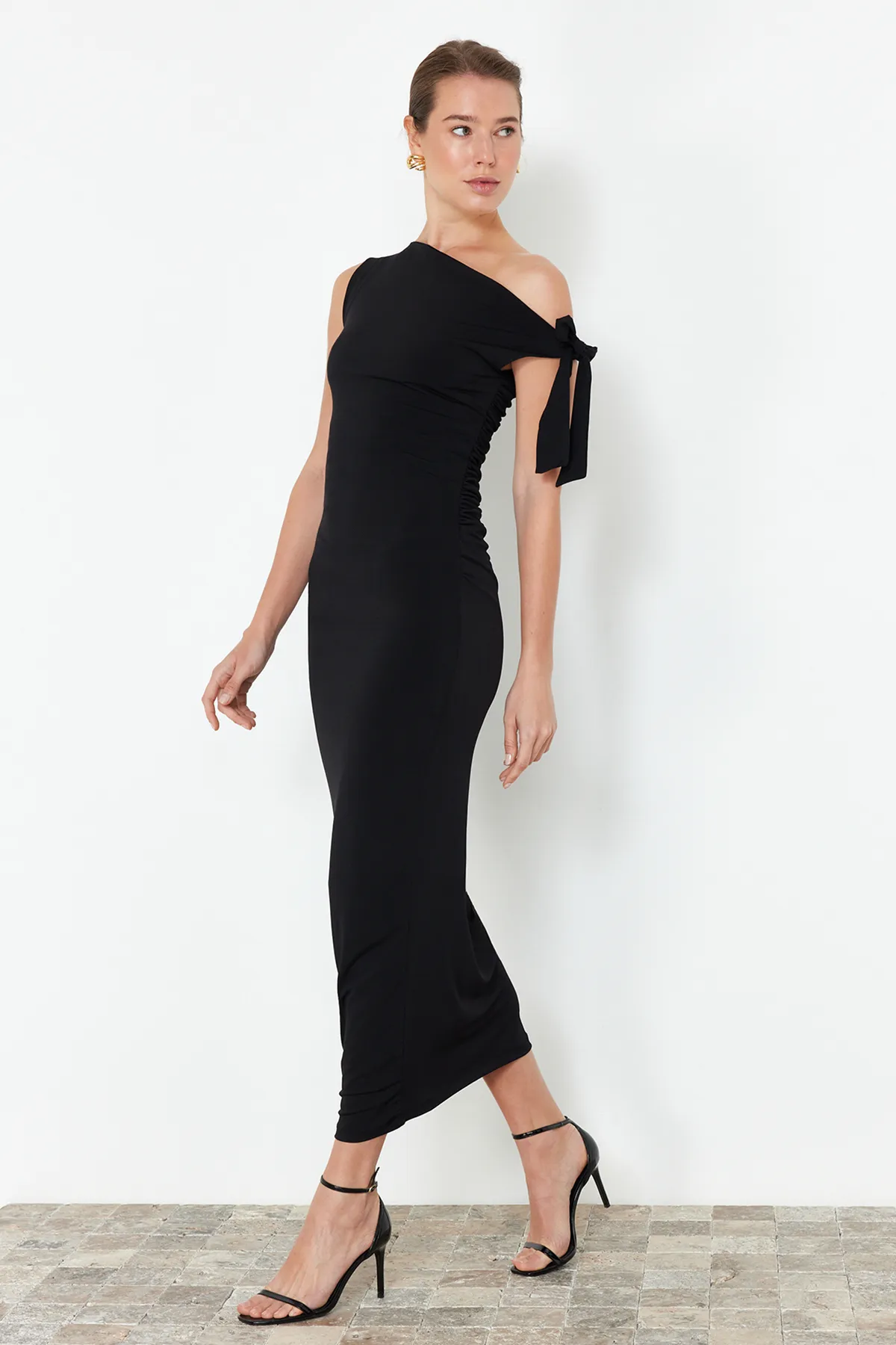 Trendyol Collection  Schwarzes, figurbetontes Maxi-Bleistiftkleid aus Strick in limitierter Auflage TWOSS24EL00563