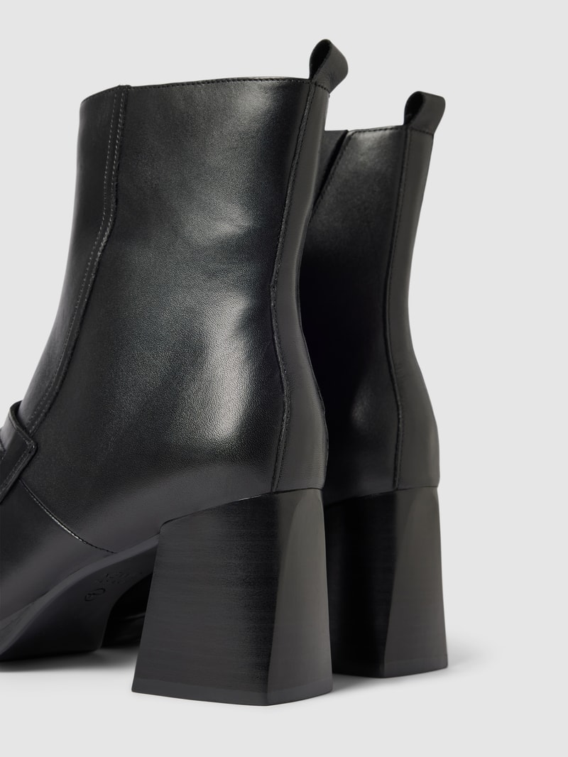 Stiefeletten mit Reißverschluss in schwarz