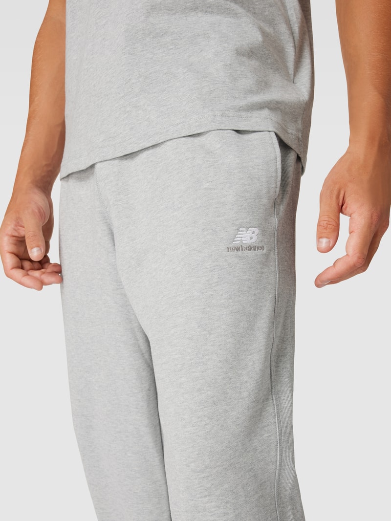 Sweatpants mit Label-Detail in hellgrau meliert