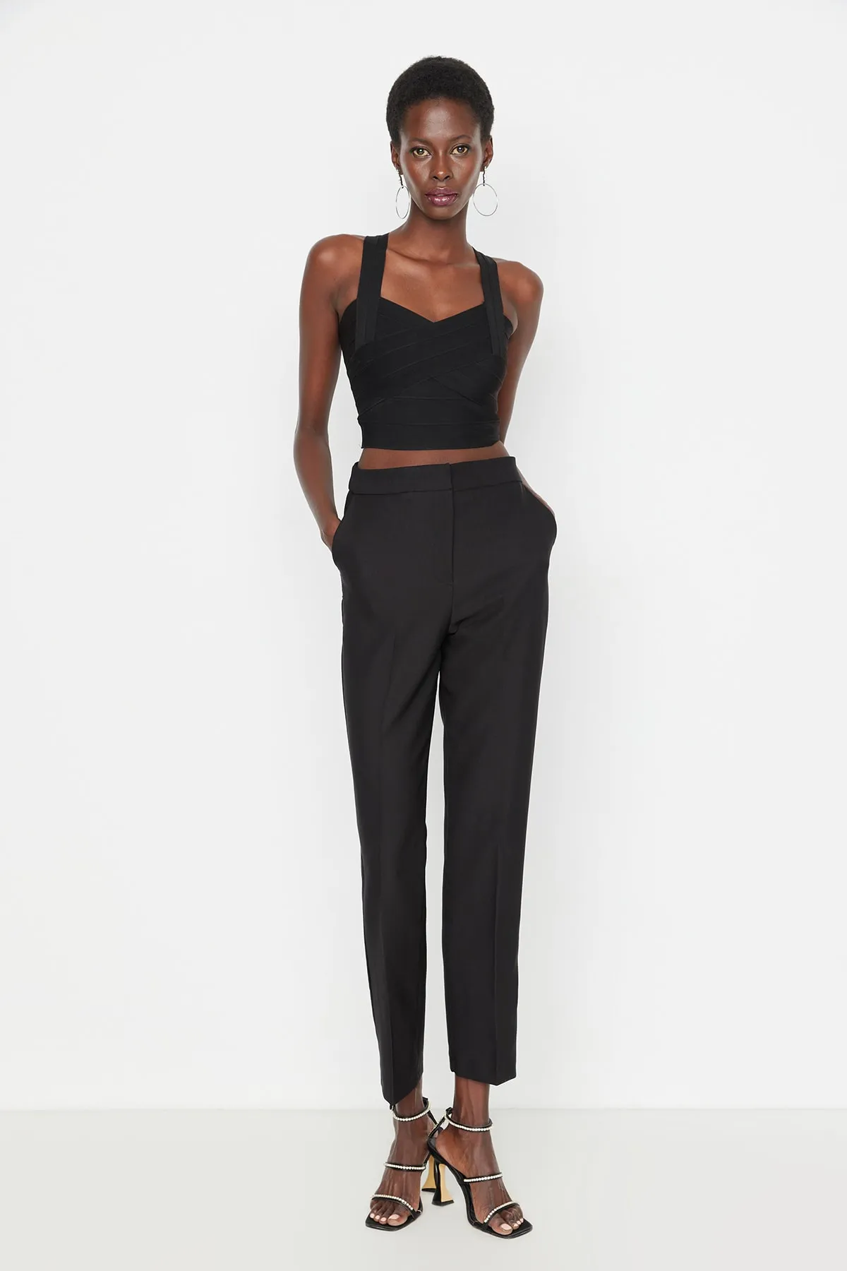 Trendyol Collection  Schwarze gewebte Hose mit schmalem Bein TPRAW23PL00000