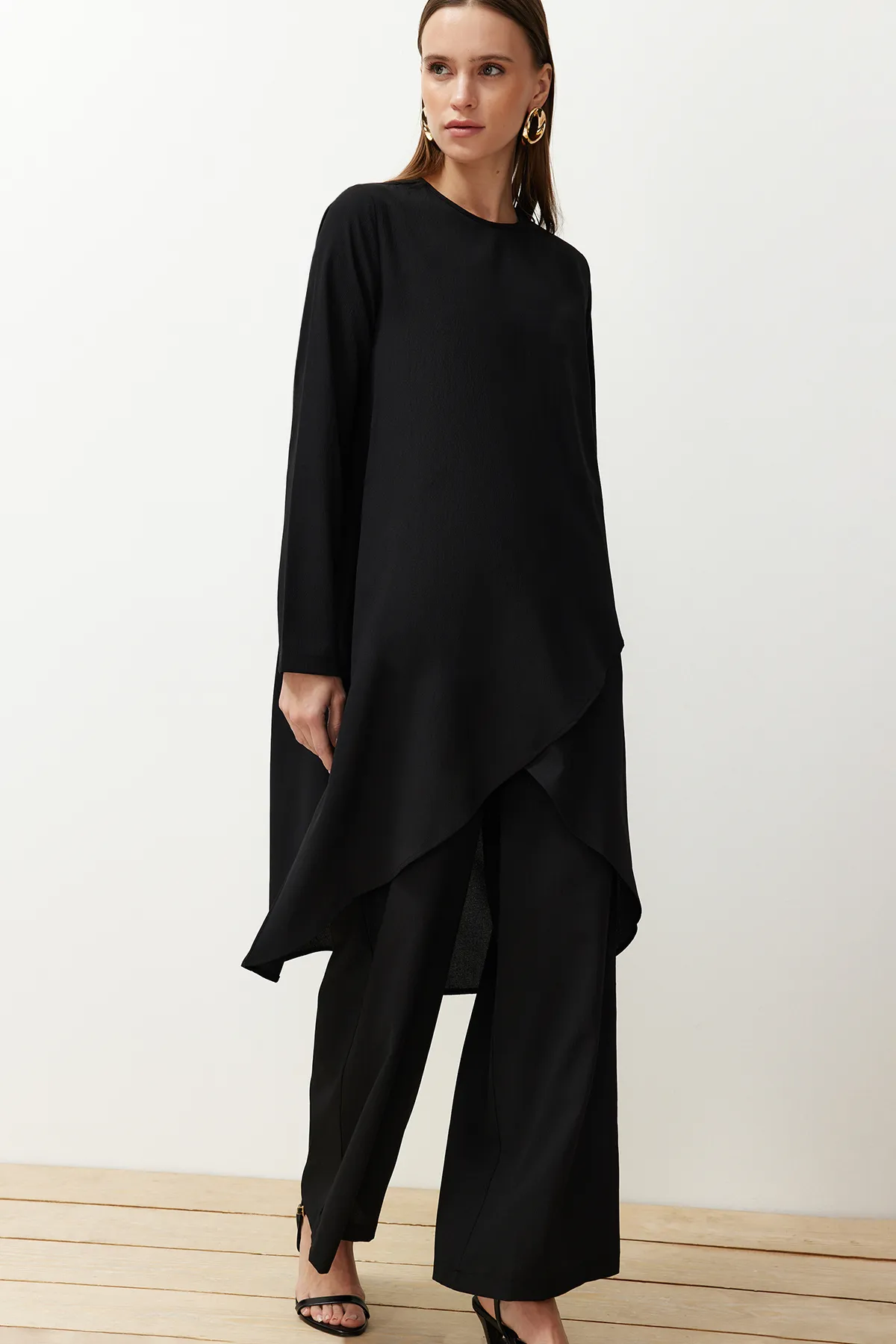 Trendyol Modest  Schwarzes asymmetrisches gewebtes Tunika-Hosen-Oberteil und Unterteil-Set TCTSS24US00074