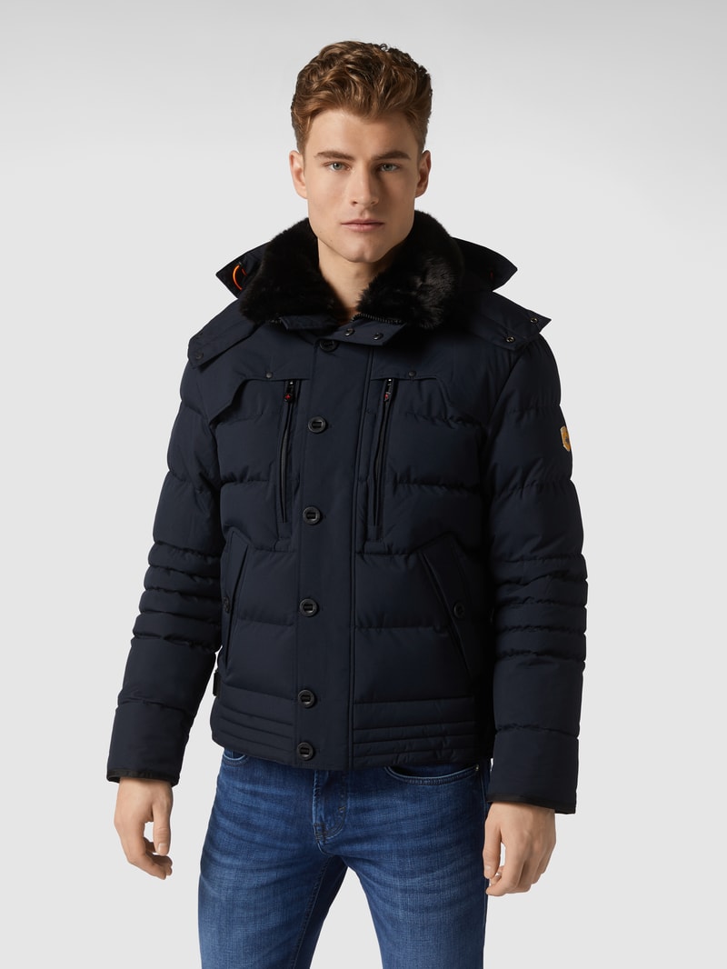 Steppjacke mit Label-Patch in marineblau