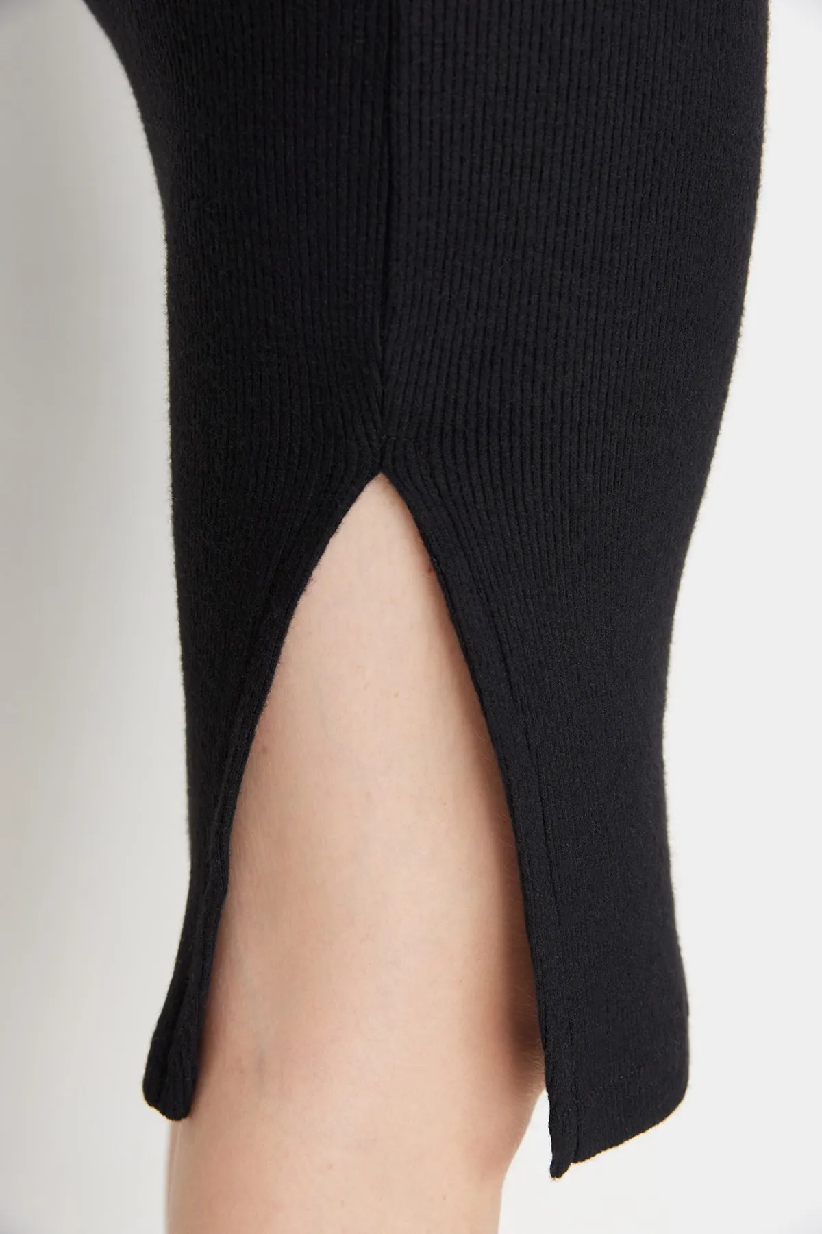 Trendyol Collection  Schwarzes Strickoberteil und -unterteil mit Schlitz und quadratischem Kragen, TWOAW23AU00271