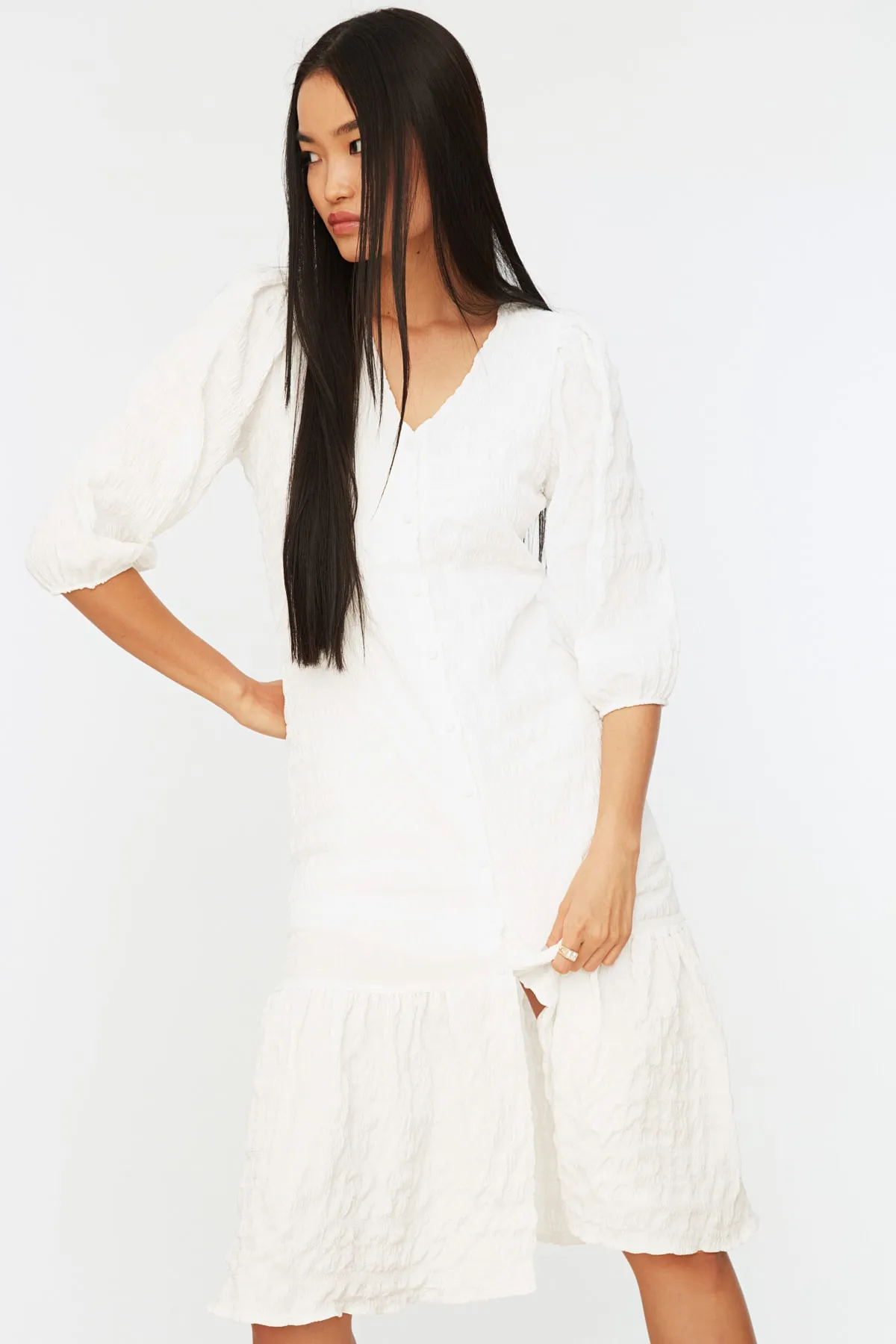 Trendyol Collection  Ecrufarbenes Midi-Hemd aus gewebtem, gefüttertem Stoff, strukturiertes gewebtes Kleid TWOSS21EL1127