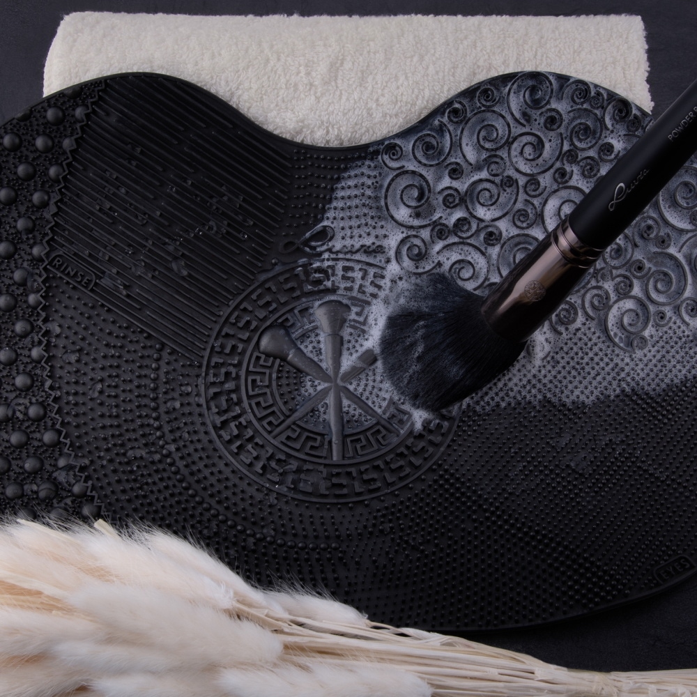 luvia Brush Cleaning Mat - Black Tapis nettoyant pour pinceaux maquillage