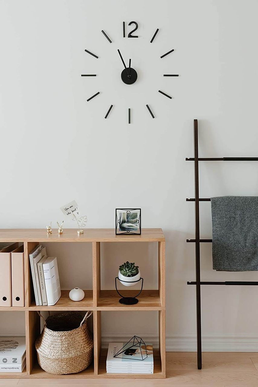 trends4cents Umbra BLINK DIY Quarz Wanduhr ohne Rahmen als Wanddekoration aus Metall mit Ziffern zum Aufkleben