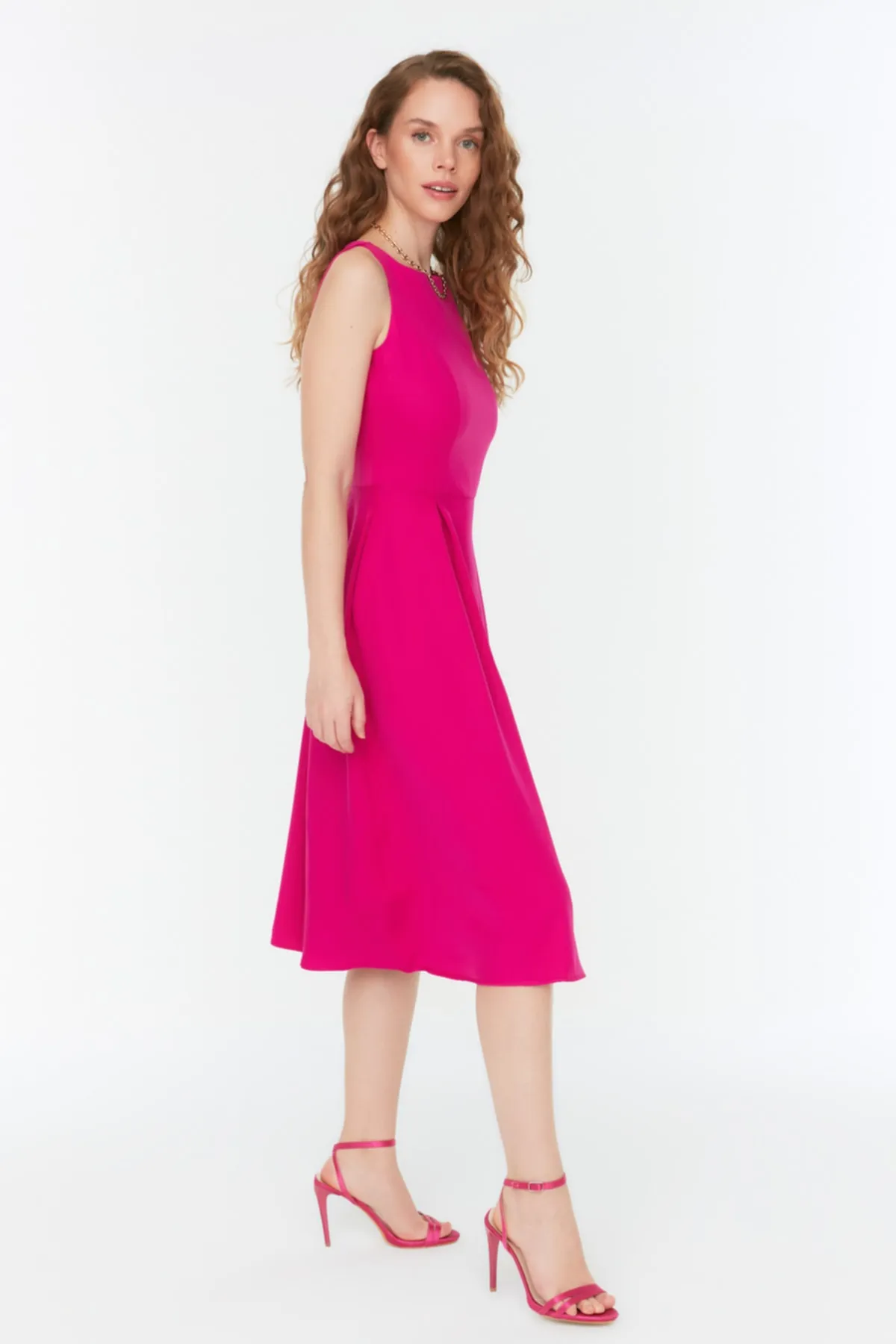 Trendyol Collection  Midi-Plissee-Webkleid in Fuchsia mit Taille TWOSS20EL0980