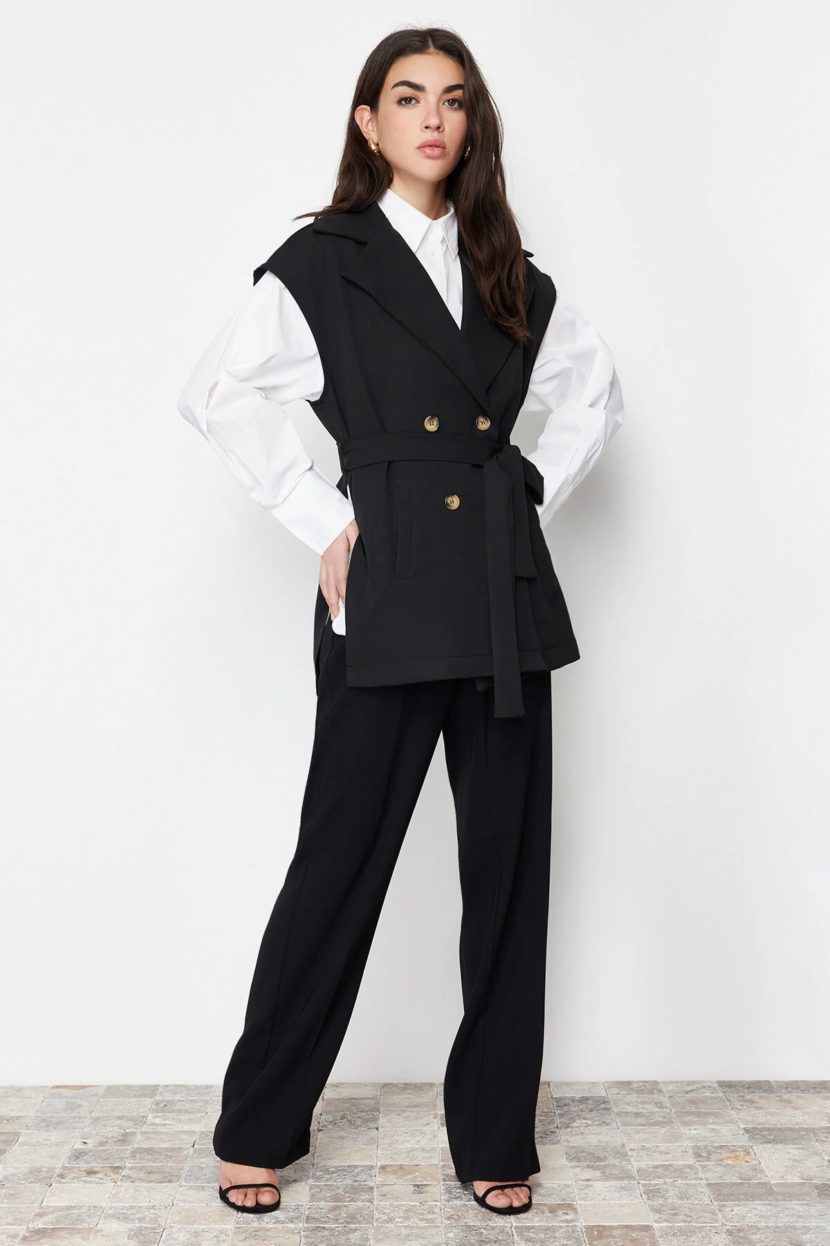 Trendyol Modest  Schwarze, detaillierte Webweste mit Gürtel TCTSS24YL00004