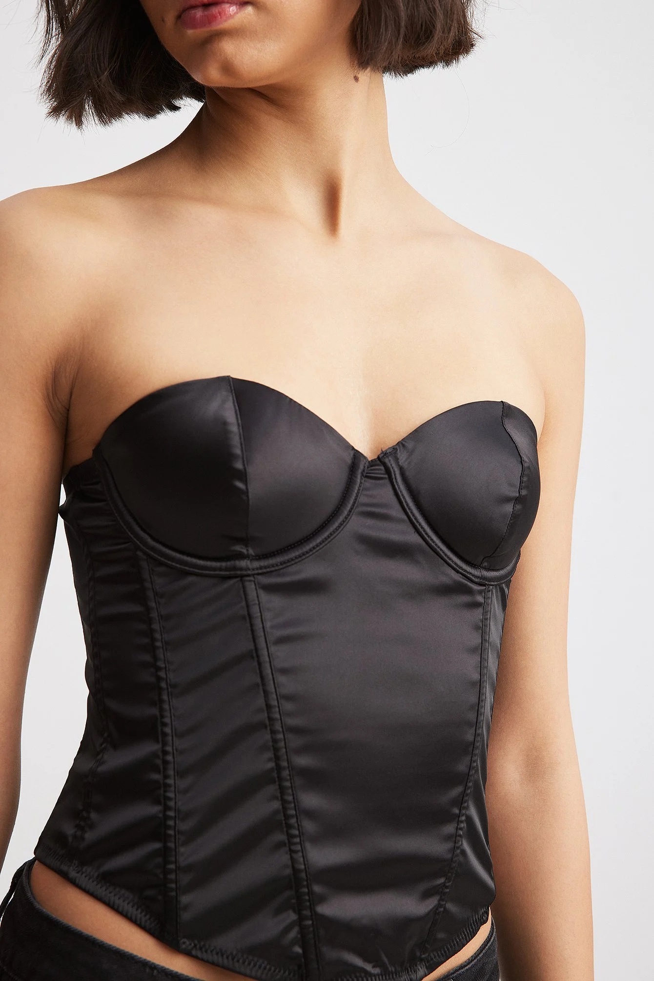 Tailliertes Korsett aus Satin