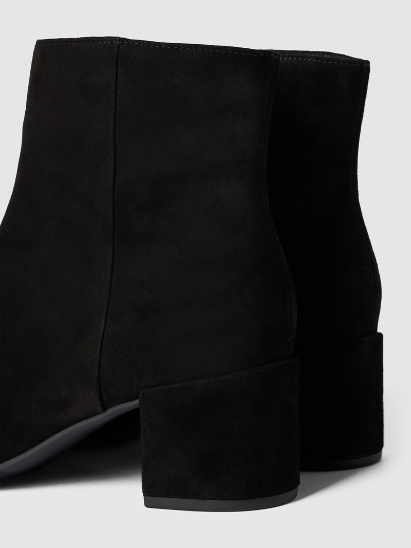 Stiefelette aus Veloursleder in schwarz