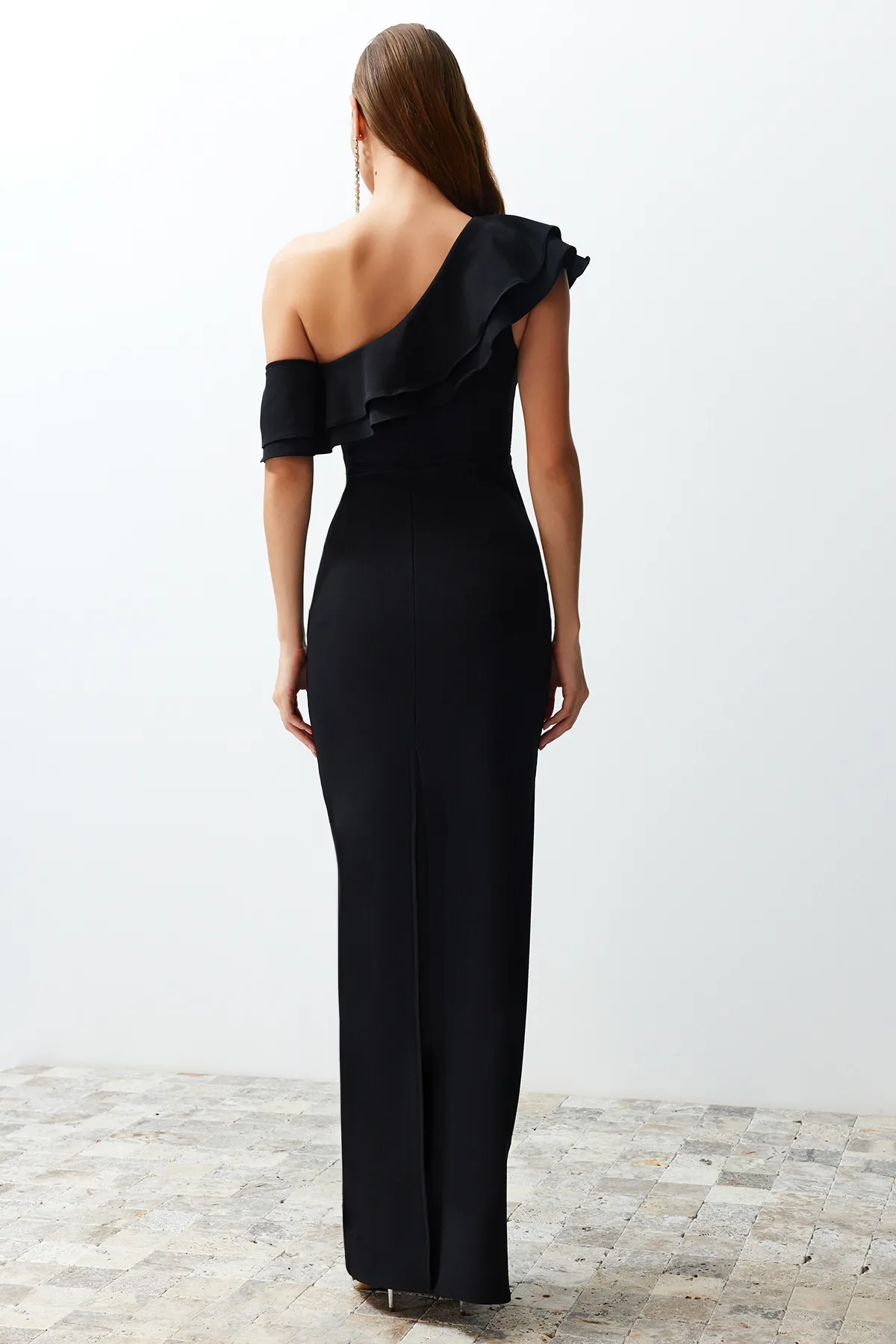 Trendyol Collection  Elegantes Abendkleid mit Volants in Schwarz TPRSS24AE00066
