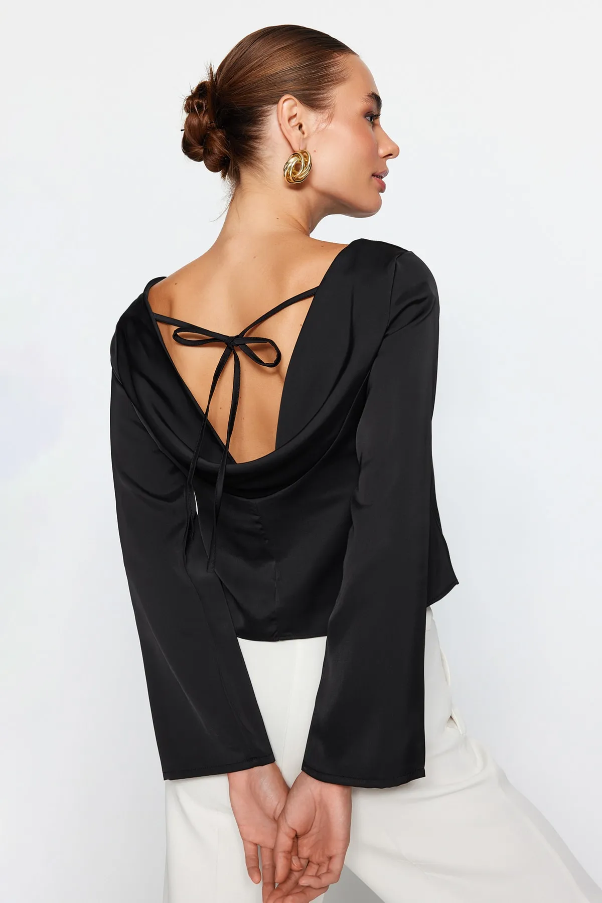 Trendyol Collection  Schwarze Bluse aus gewebtem Satin mit Rückendetails TWOAW24BZ00286