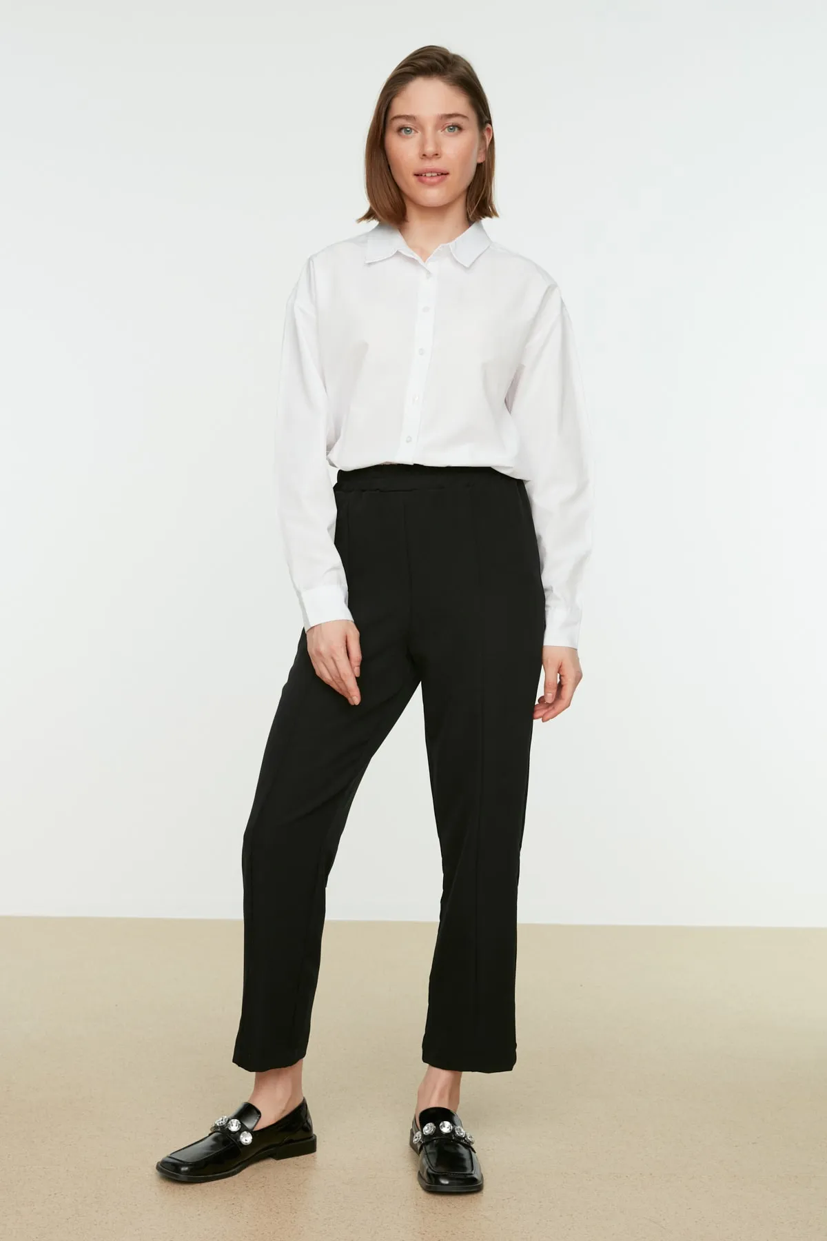 Trendyol Modest  Schwarze gewebte Hose mit elastischem Bund und Rippendetails und geradem Schnitt TCTSS21PL0570