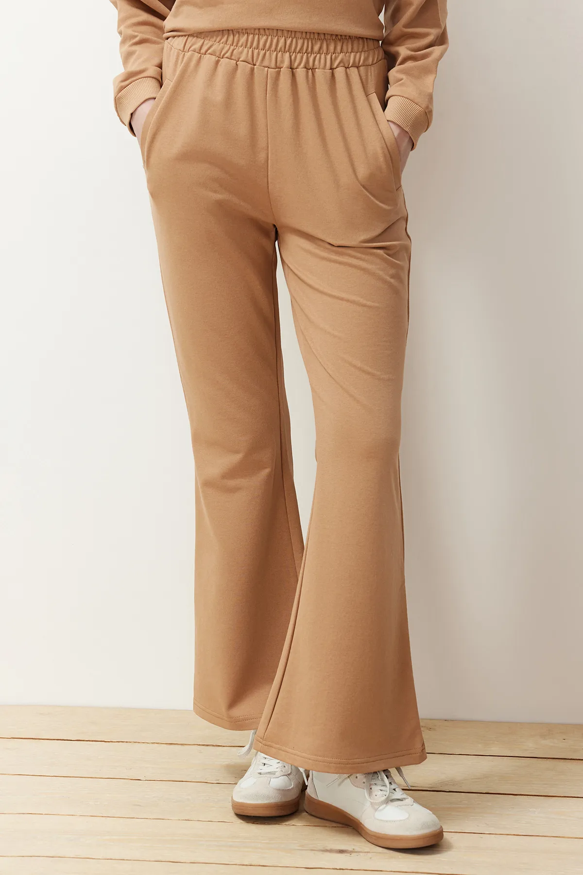 Trendyol Modest  Beiges Set aus Oberteil und Unterteil mit Polokragen und goldenen Knöpfen TCTSS24US00057