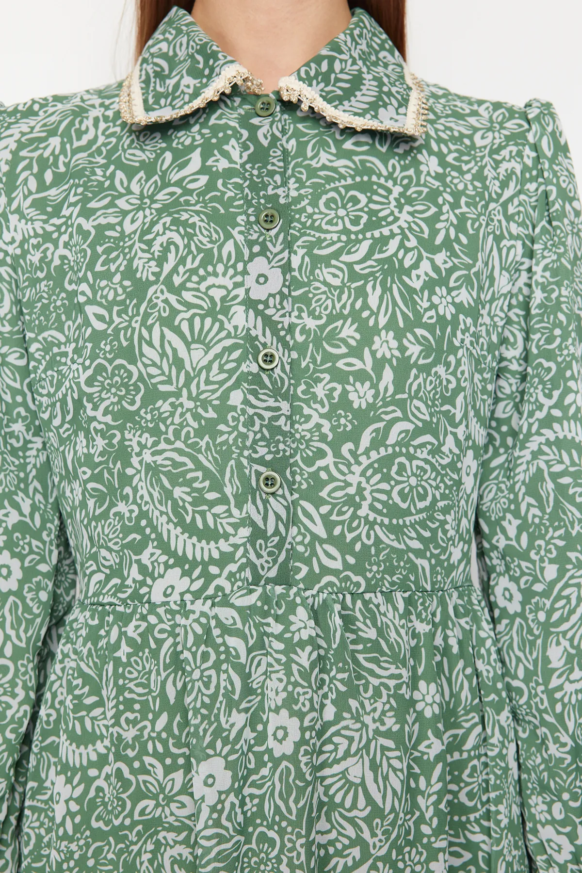Trendyol Modest  Grünes Kleid aus Chiffon mit Blumenkragen und detailliertem Futter TCTSS24EB00033