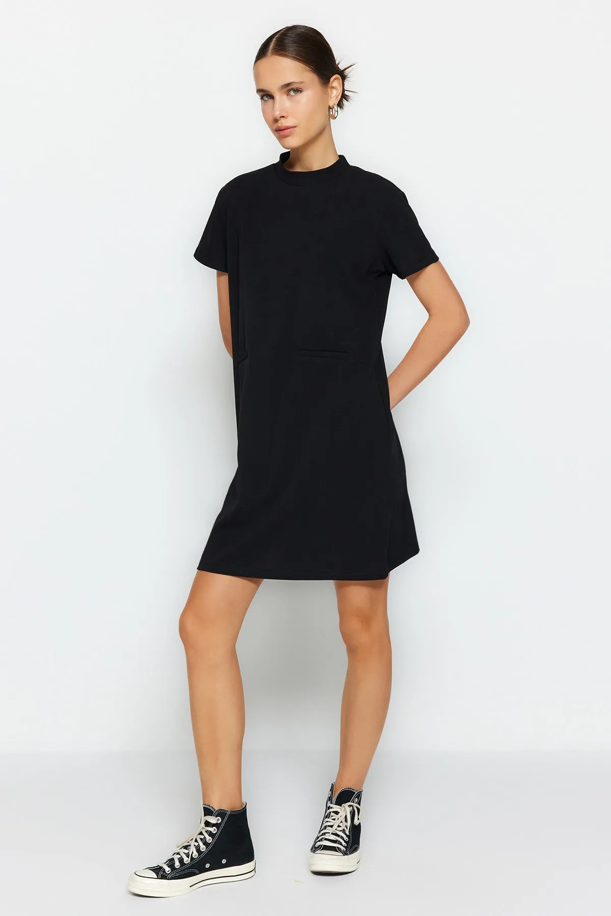 Trendyol Collection  Schwarzes Mini-Strickkleid aus Crêpe mit offener Taille und Skater-Stil im Taschen-Look TWOSS23EL01802