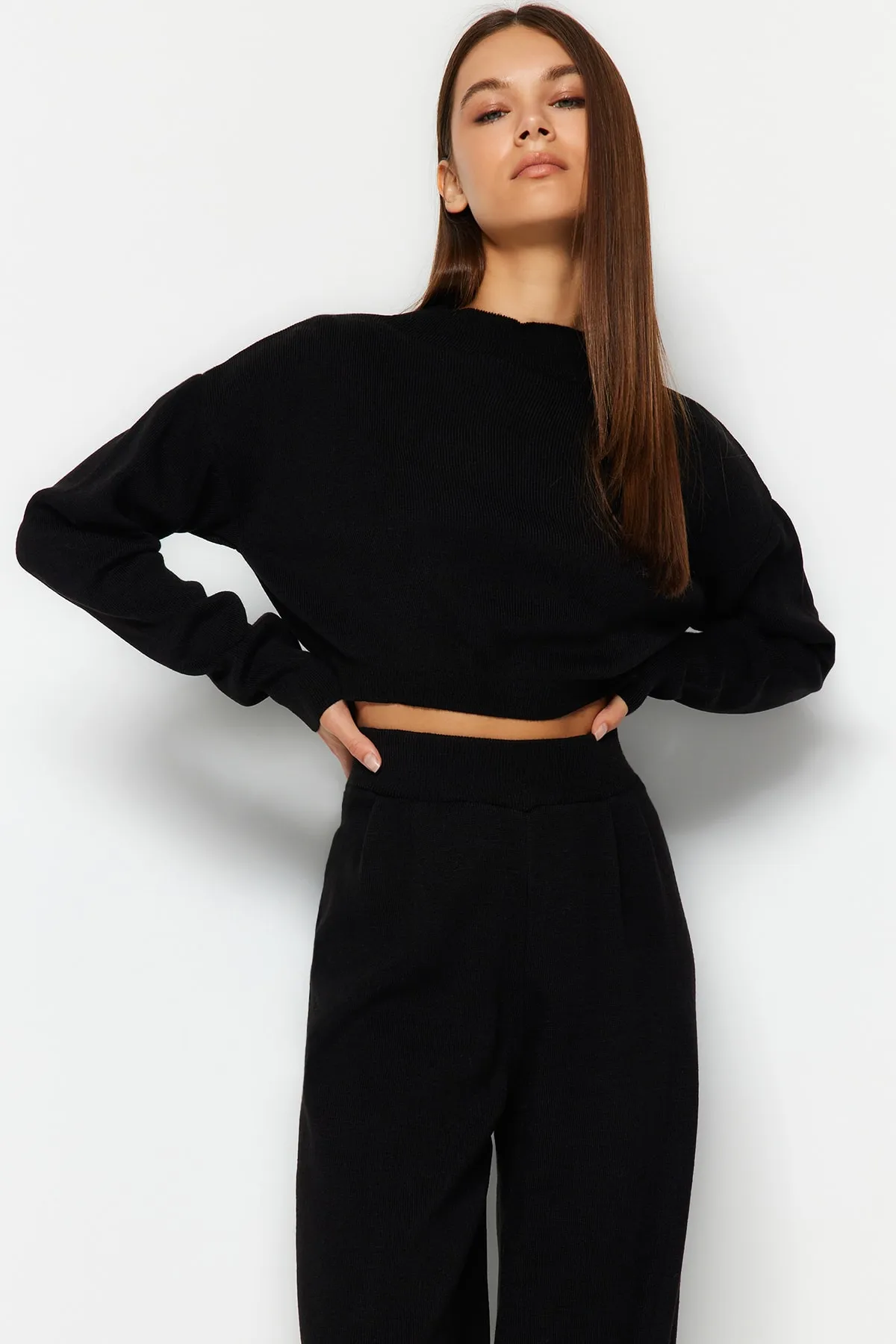 Trendyol Collection  Schwarzes Super Crop Basic Strickoberteil und -unterteil-Set mit Stehkragen TWOAW24AU00007