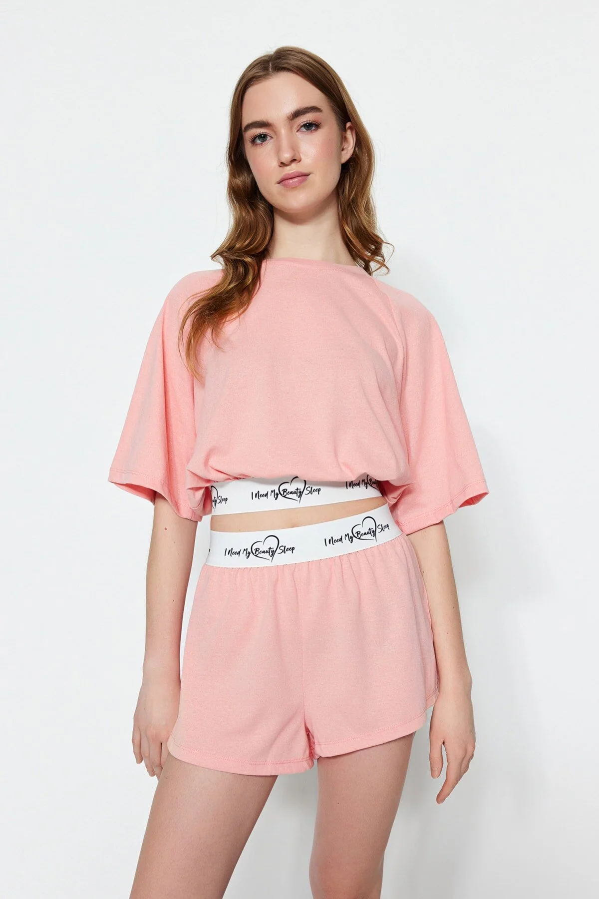 Trendyol Collection  Hellrosa, elastisches, detailliertes Strick-Pyjama-Set mit T-Shirt und Shorts aus Baumwolle THMSS23PT00154
