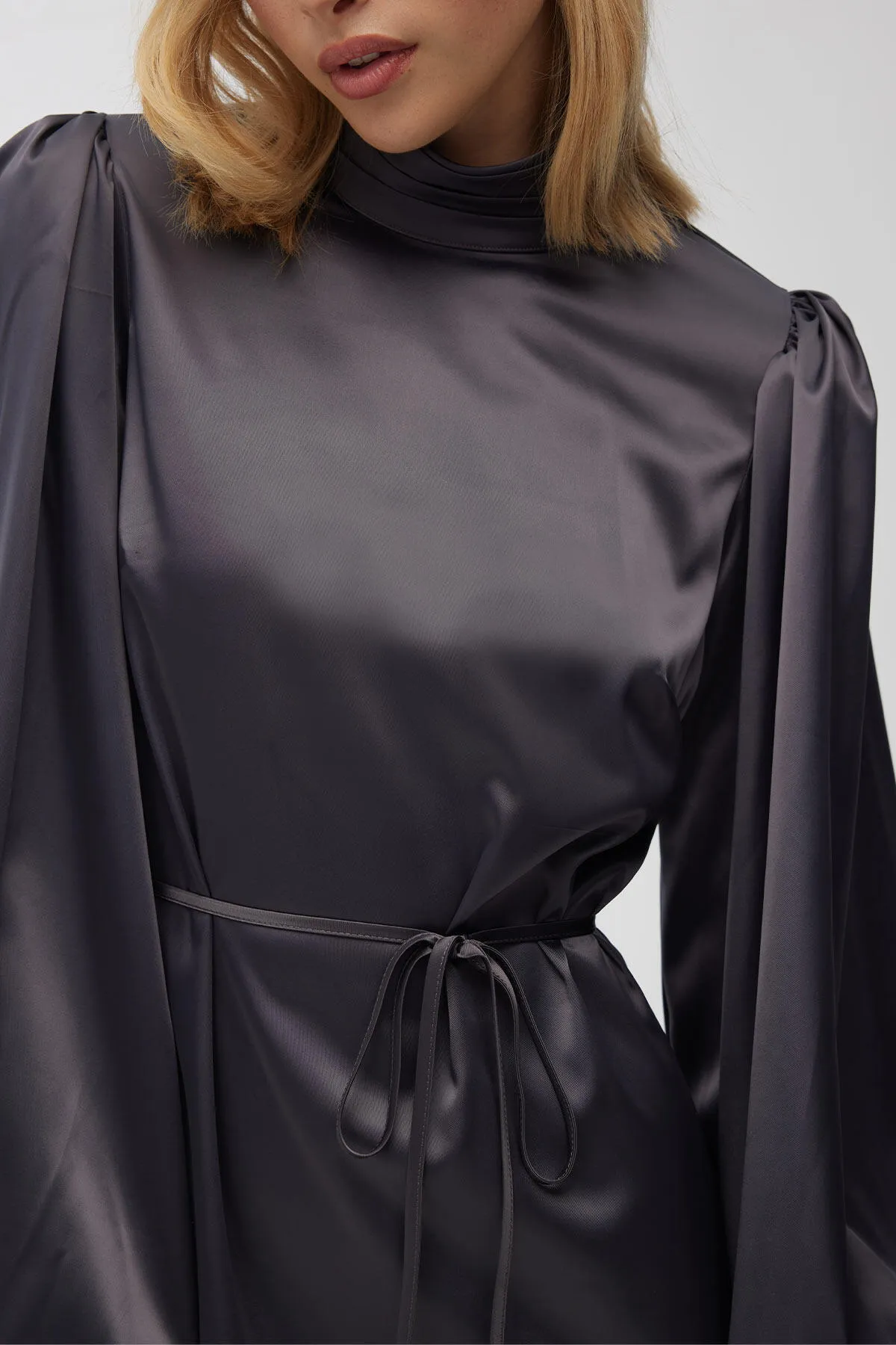 Manuka  Abendkleid aus Satin mit Ballonärmeln, Anthrazit