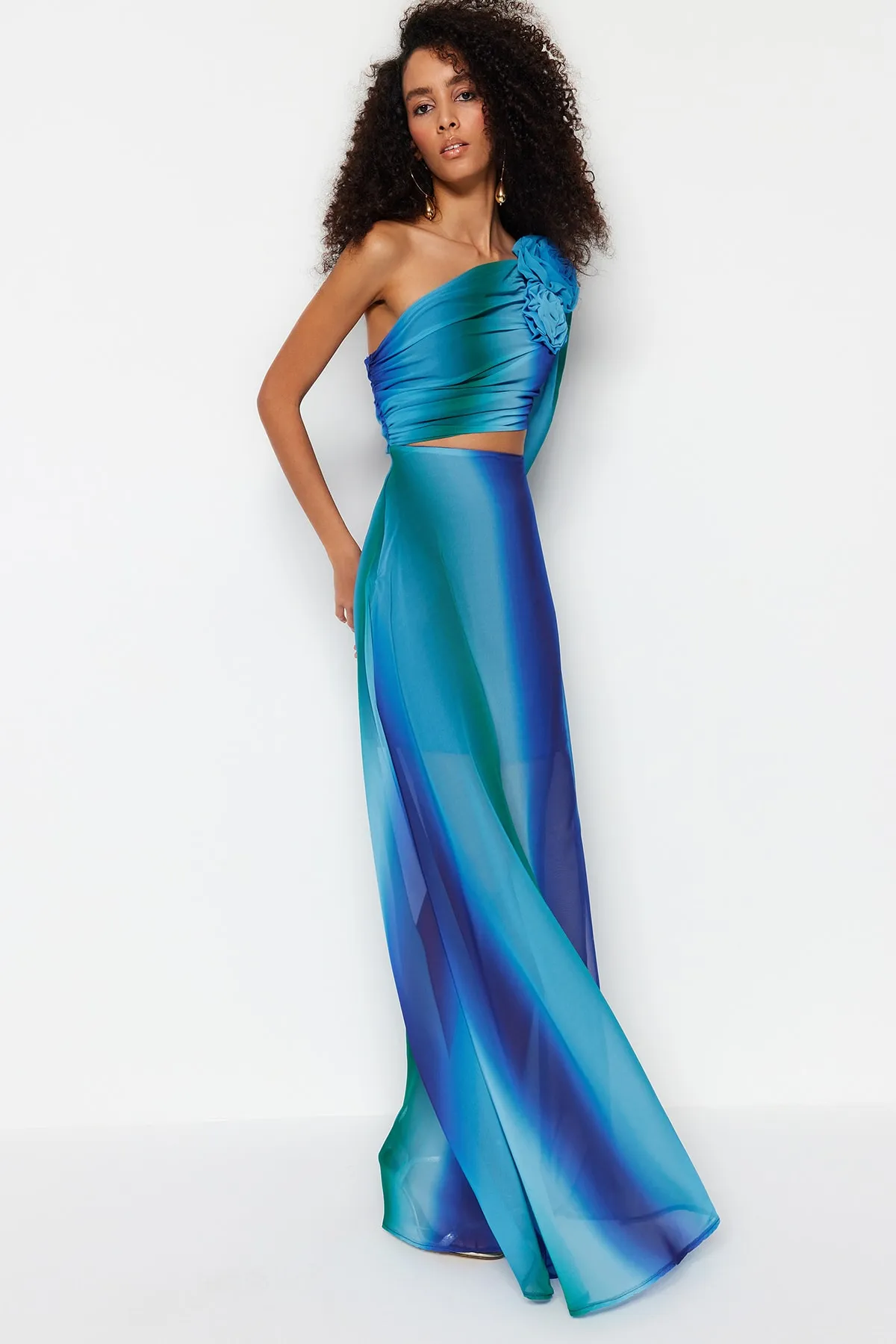 Trendyol Collection  Langes Abendkleid aus Chiffon mit Farbverlauf, mehrfarbig, mit gefüttertem Fenster/Ausschnitt-Detail TPRSS23AE00077