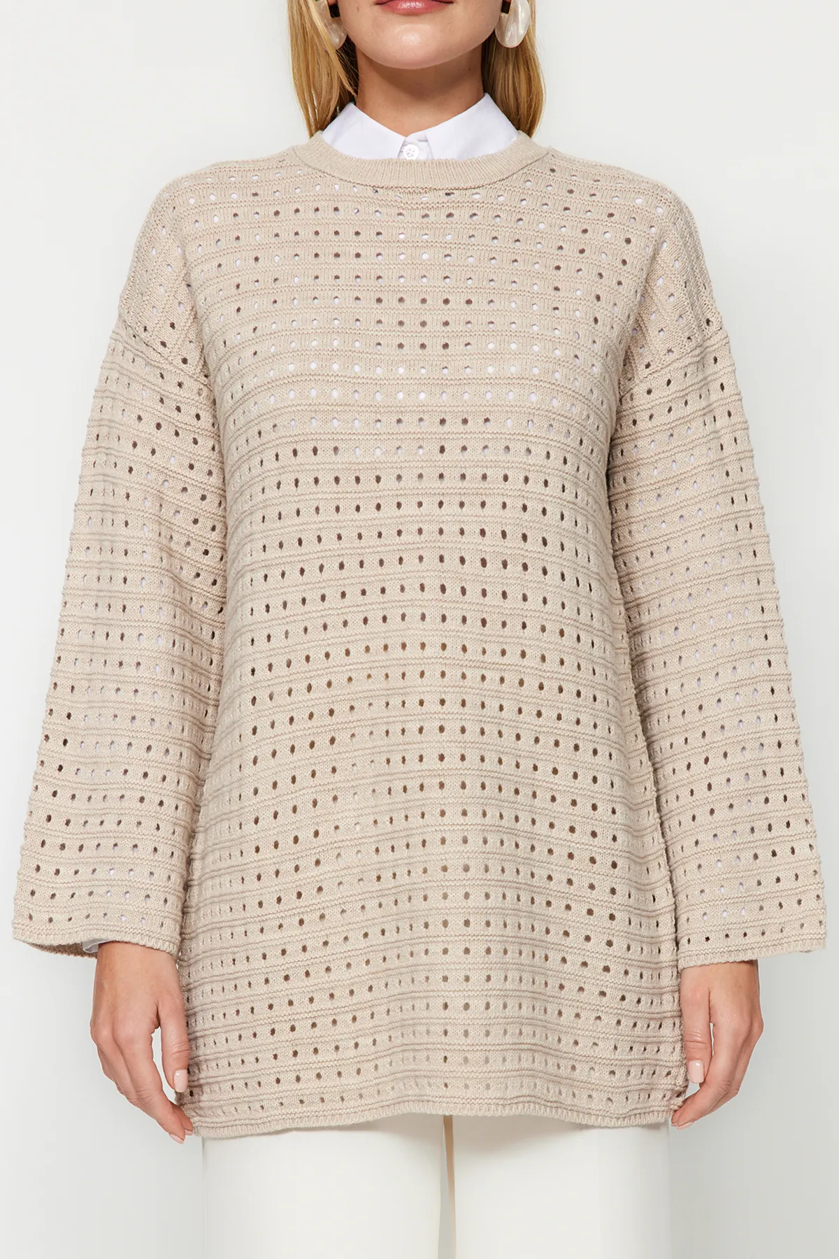Trendyol Modest  Beigefarbener, locker geschnittener, durchbrochener/Loch-Strickpullover TCTAW24AK00113
