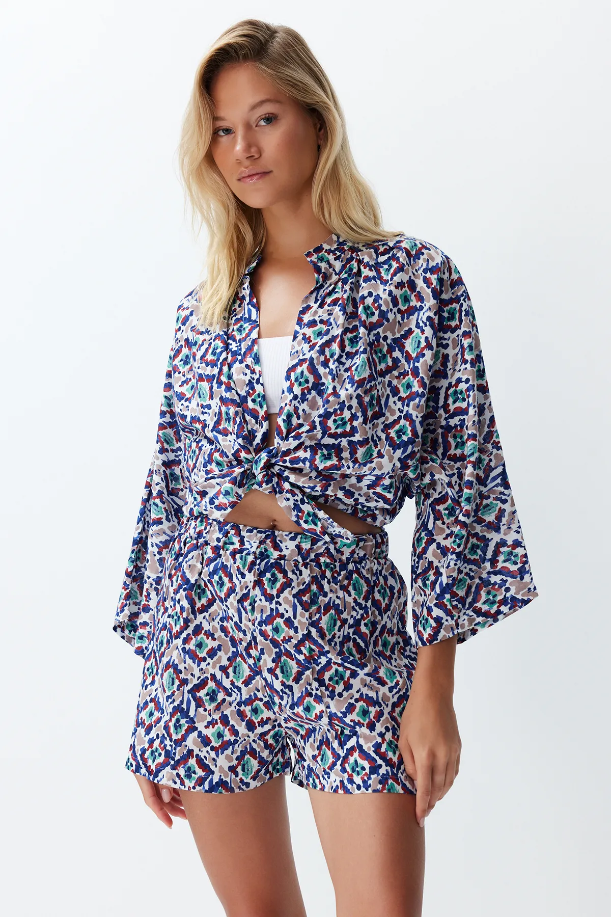 Trendyol Collection  Abstrakt gemustertes gewebtes Hemd-Shorts-Set TBESS24AU00018