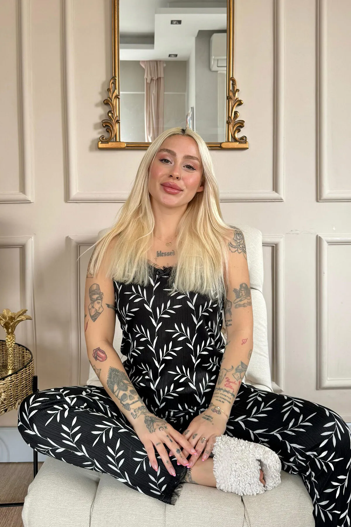 Pijamaevi  Gestricktes Damen-Pyjama-Set aus schwarzem Olivenzweig mit Spitze und Seilriemen