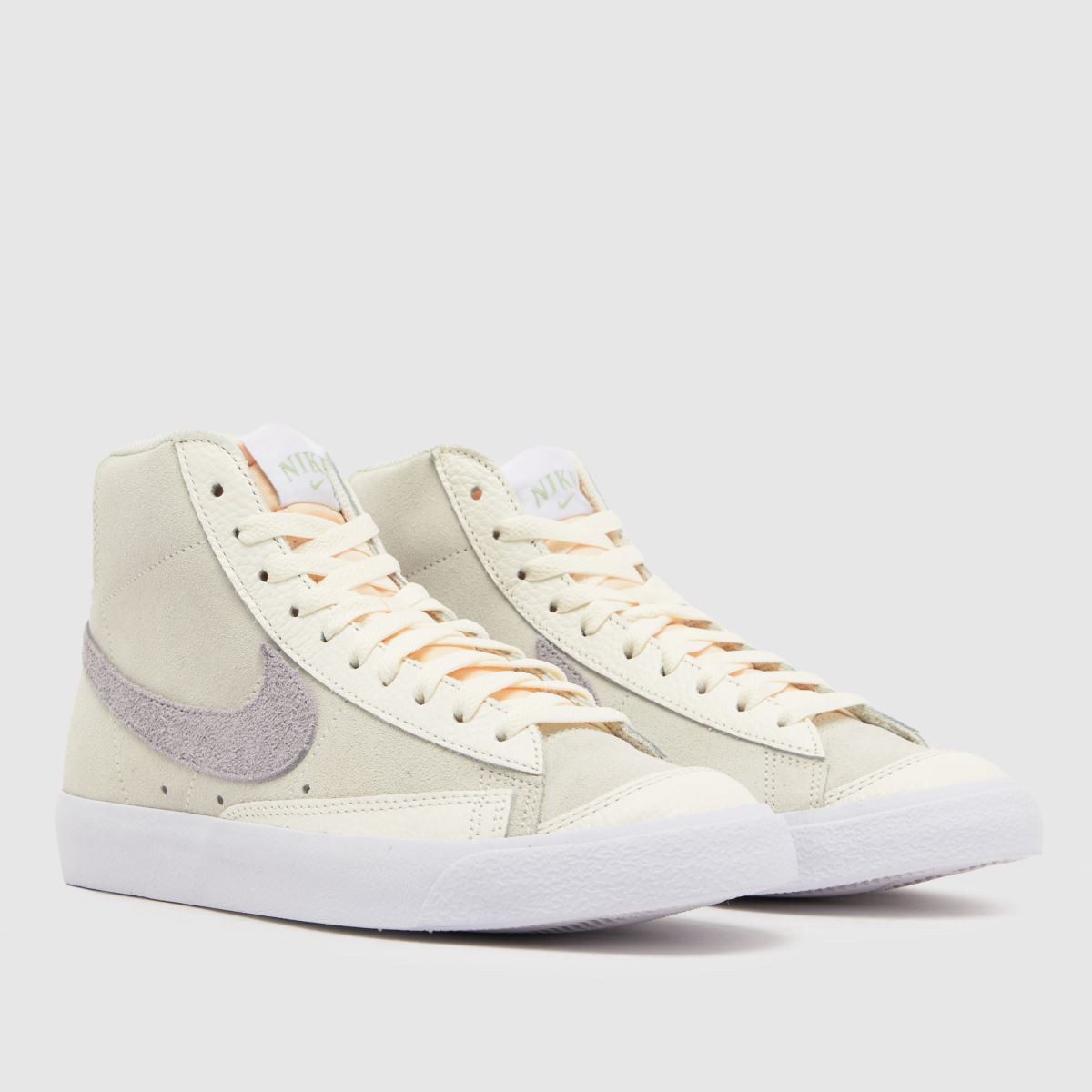 Nike Blazer Mid 77 – Vita och lila träningsskor