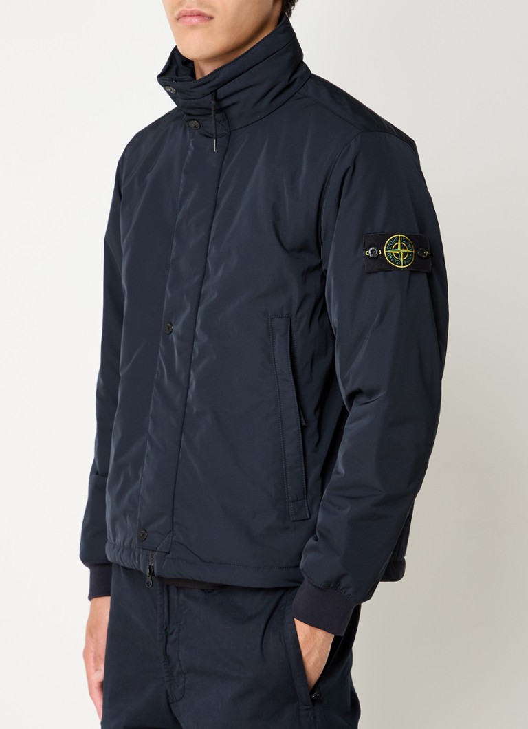 Μονωμένο μπουφάν Stone Island 43726 με πλαϊνές τσέπες και πτυσσόμενη κουκούλα