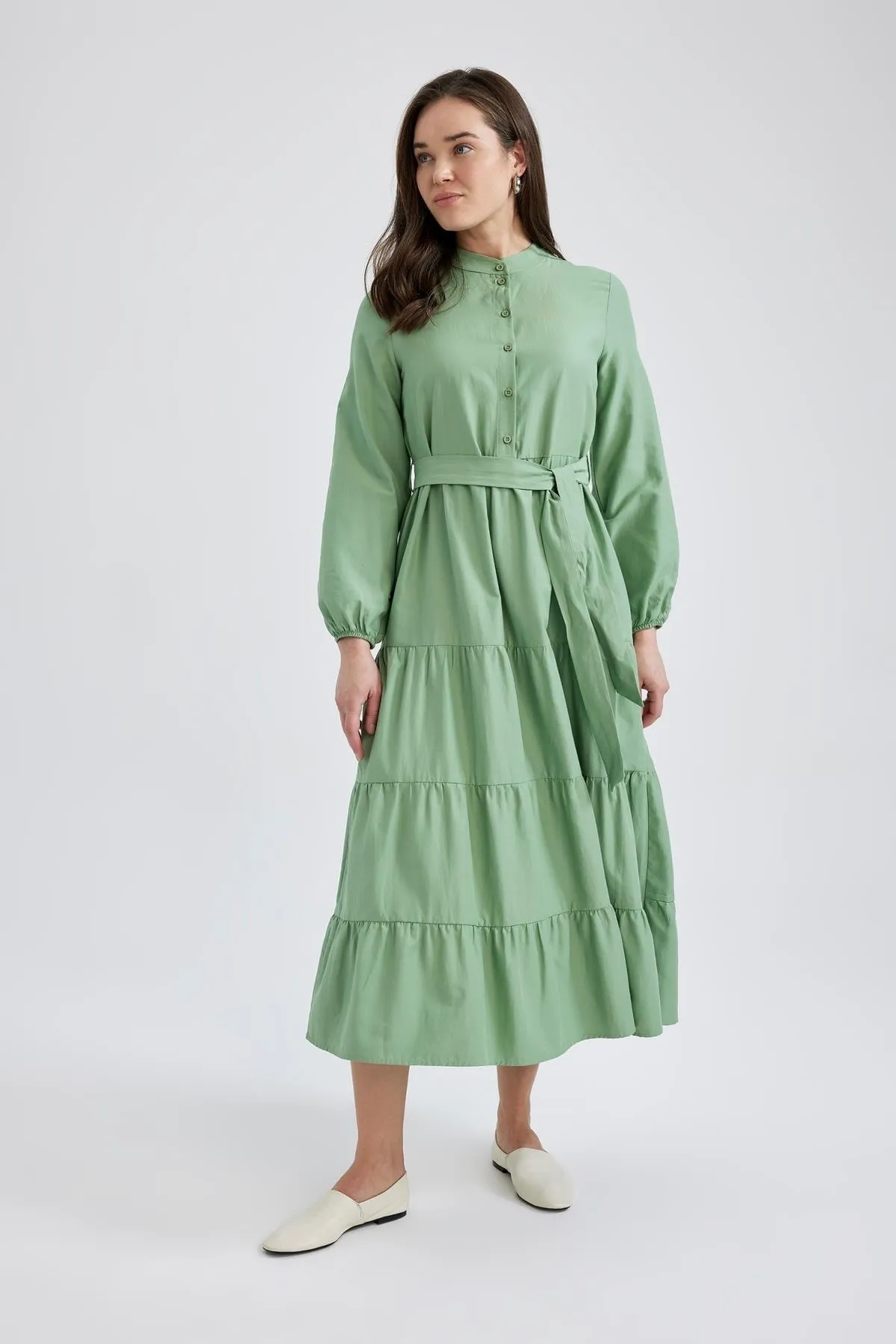 DeFacto  Basic-Maxikleid aus Popeline mit langen Ärmeln und Gürtel und Rundhalsausschnitt