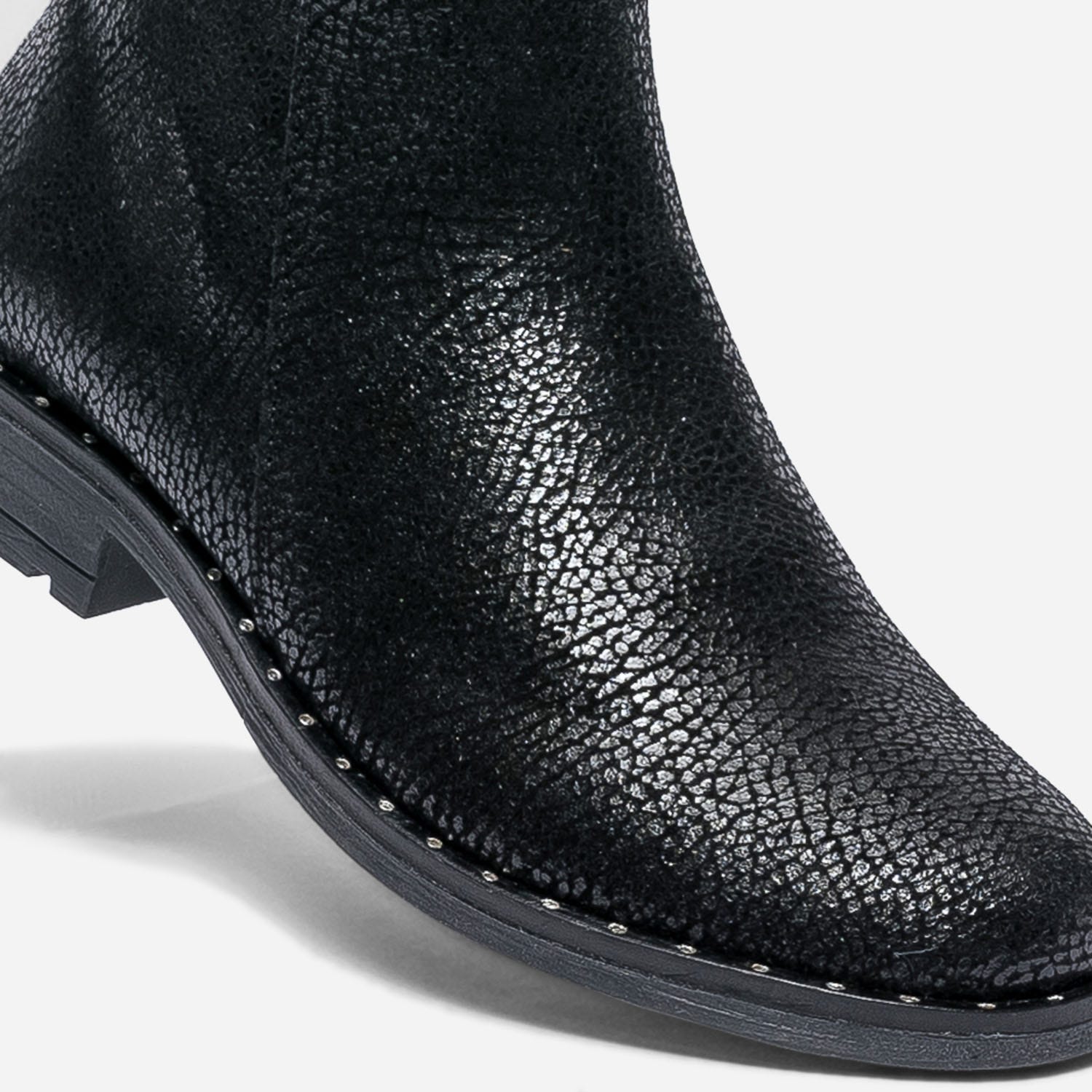 Boots noir craquelé avec trépointe cloutée