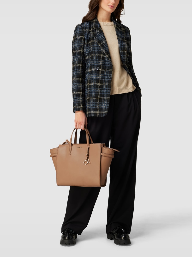 Handtasche mit Label-Applikation in beige