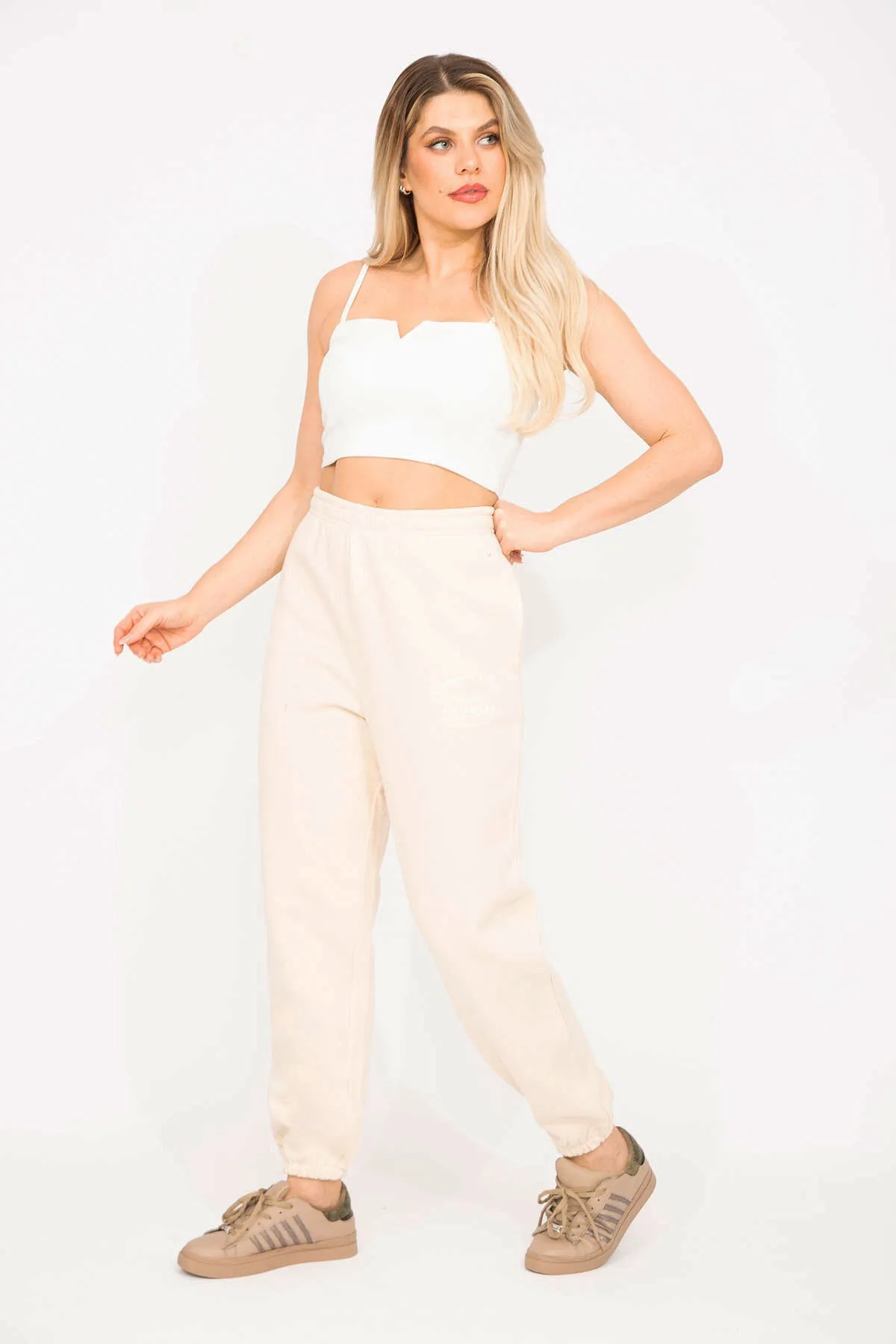 Şans  Gerippte Trainingshose aus 3-fädigem Fleecestoff für Damen in großen Größen in Beige, 65n35293